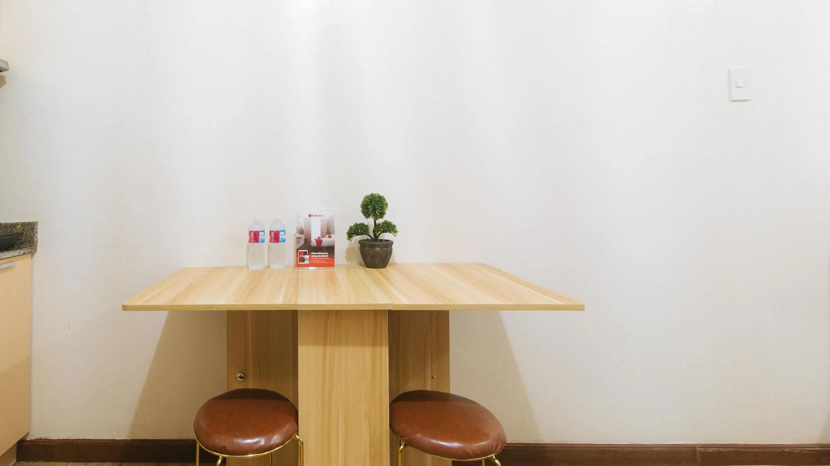 Seating area in RedDoorz Plus @ Cuarto Verde Staycation