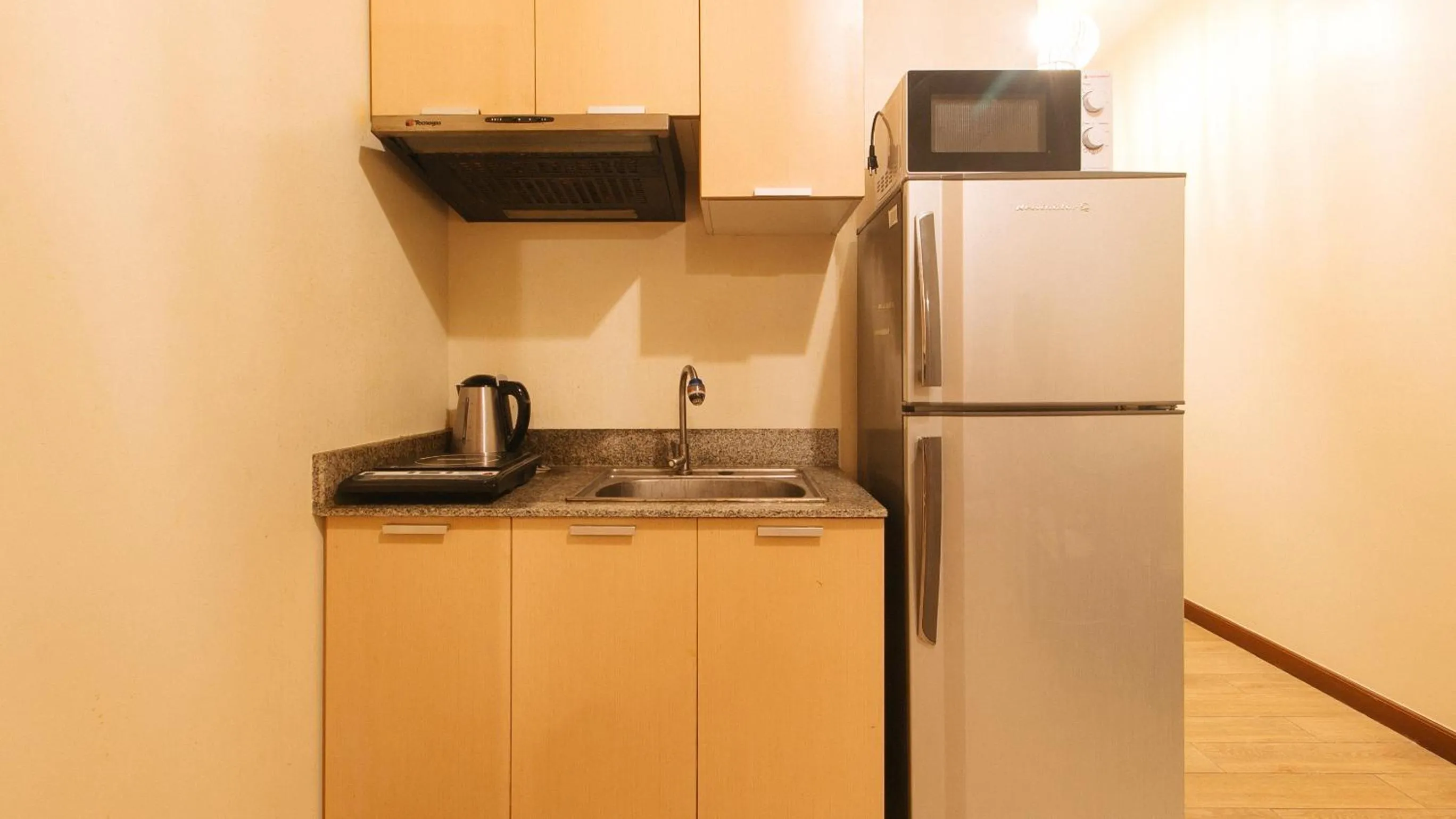 Kitchen or kitchenette in RedDoorz Plus @ Cuarto Verde Staycation