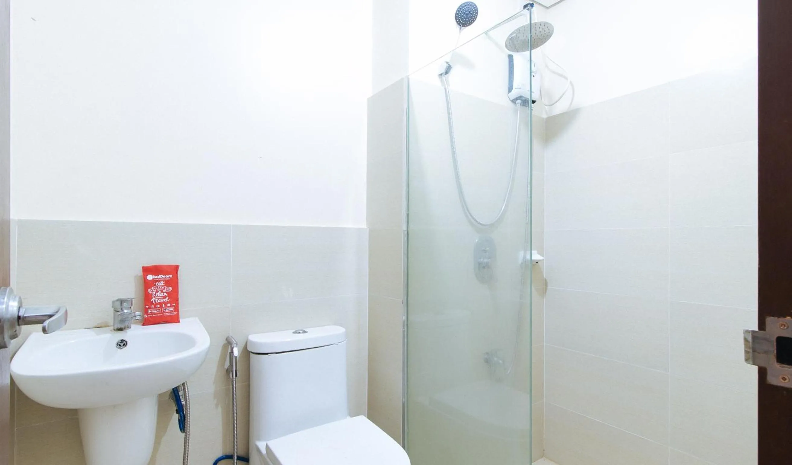 Shower in RedDoorz Plus @ Cuarto Verde Staycation