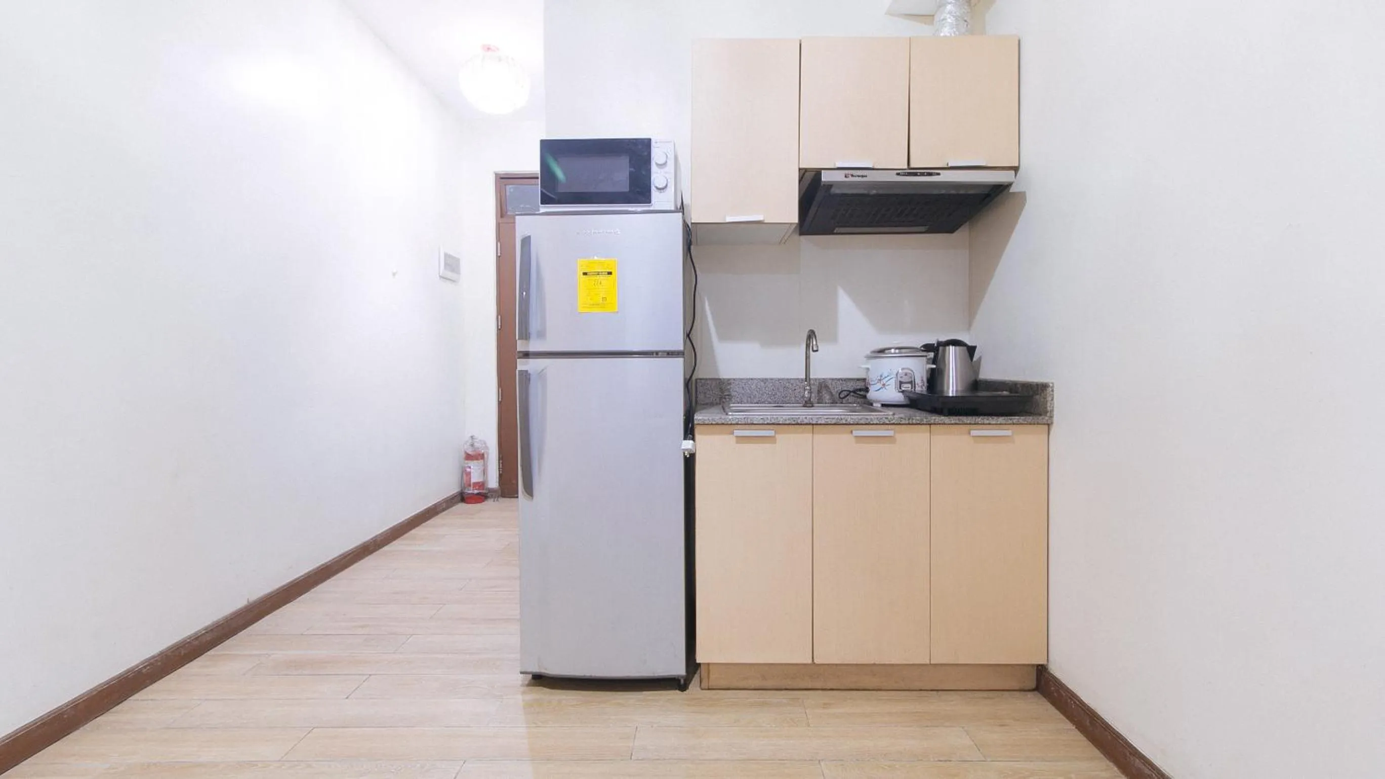 Kitchen or kitchenette in RedDoorz Plus @ Cuarto Verde Staycation