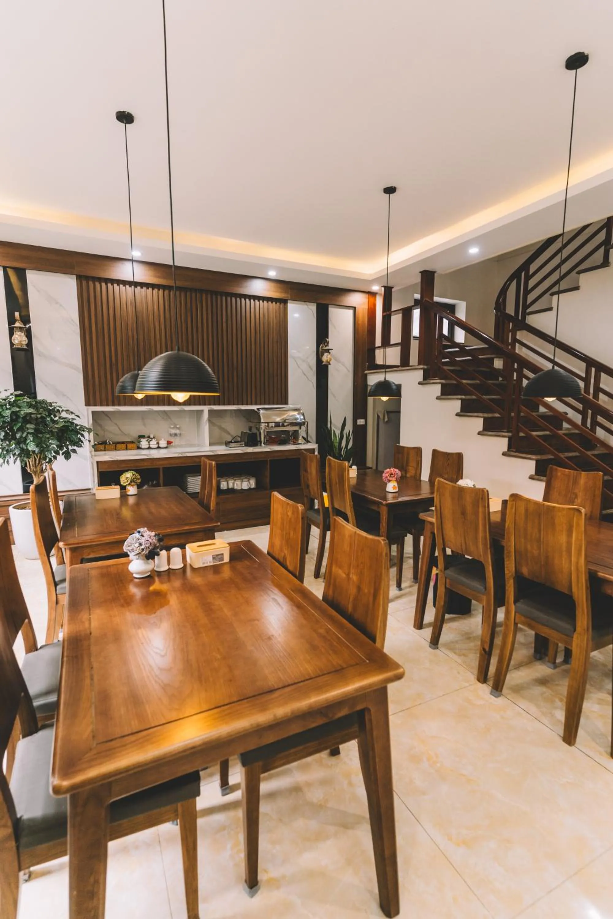 Restaurant/places to eat in Tamcoc Catalina Hotel