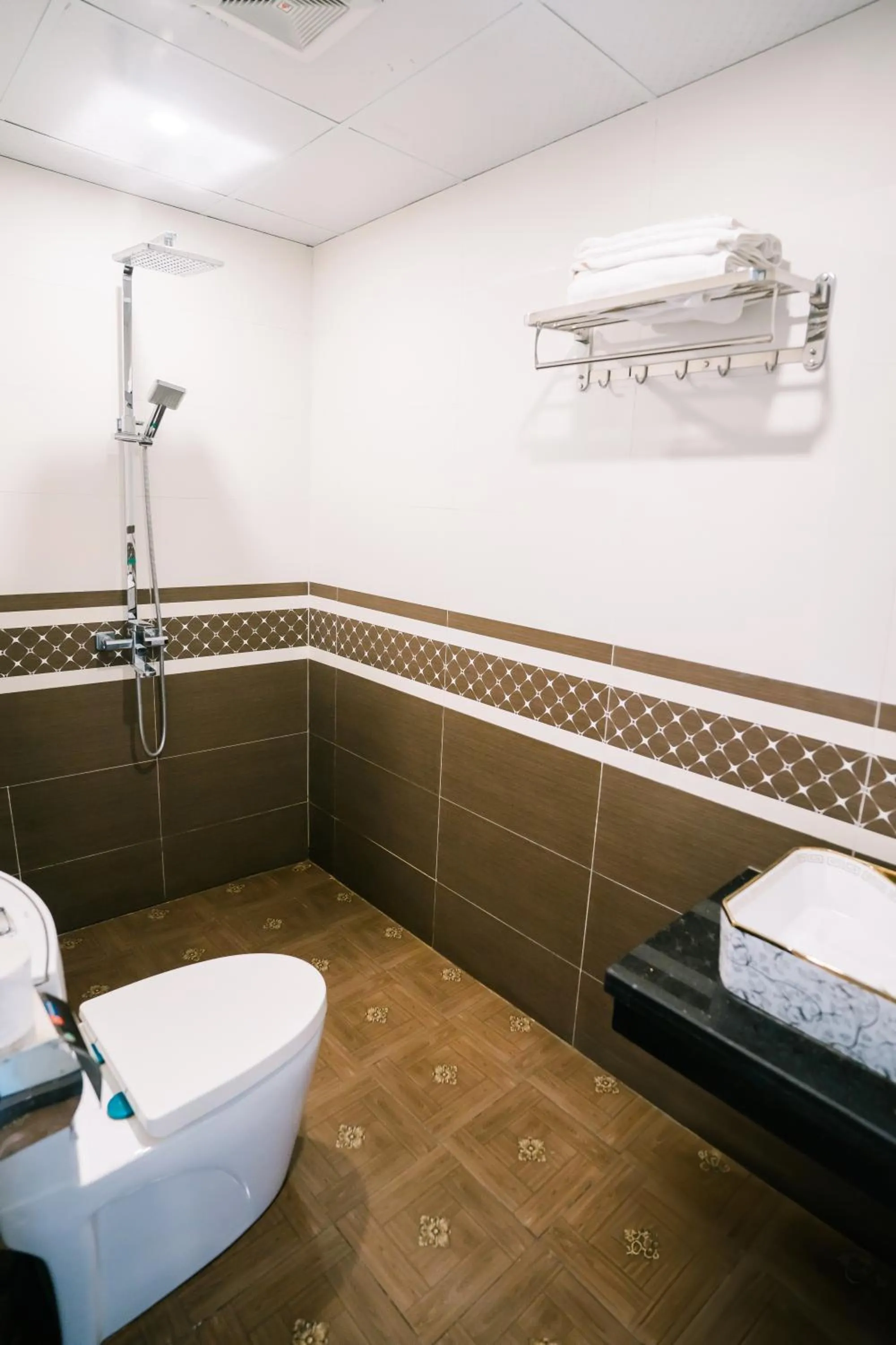 Shower in Tamcoc Catalina Hotel