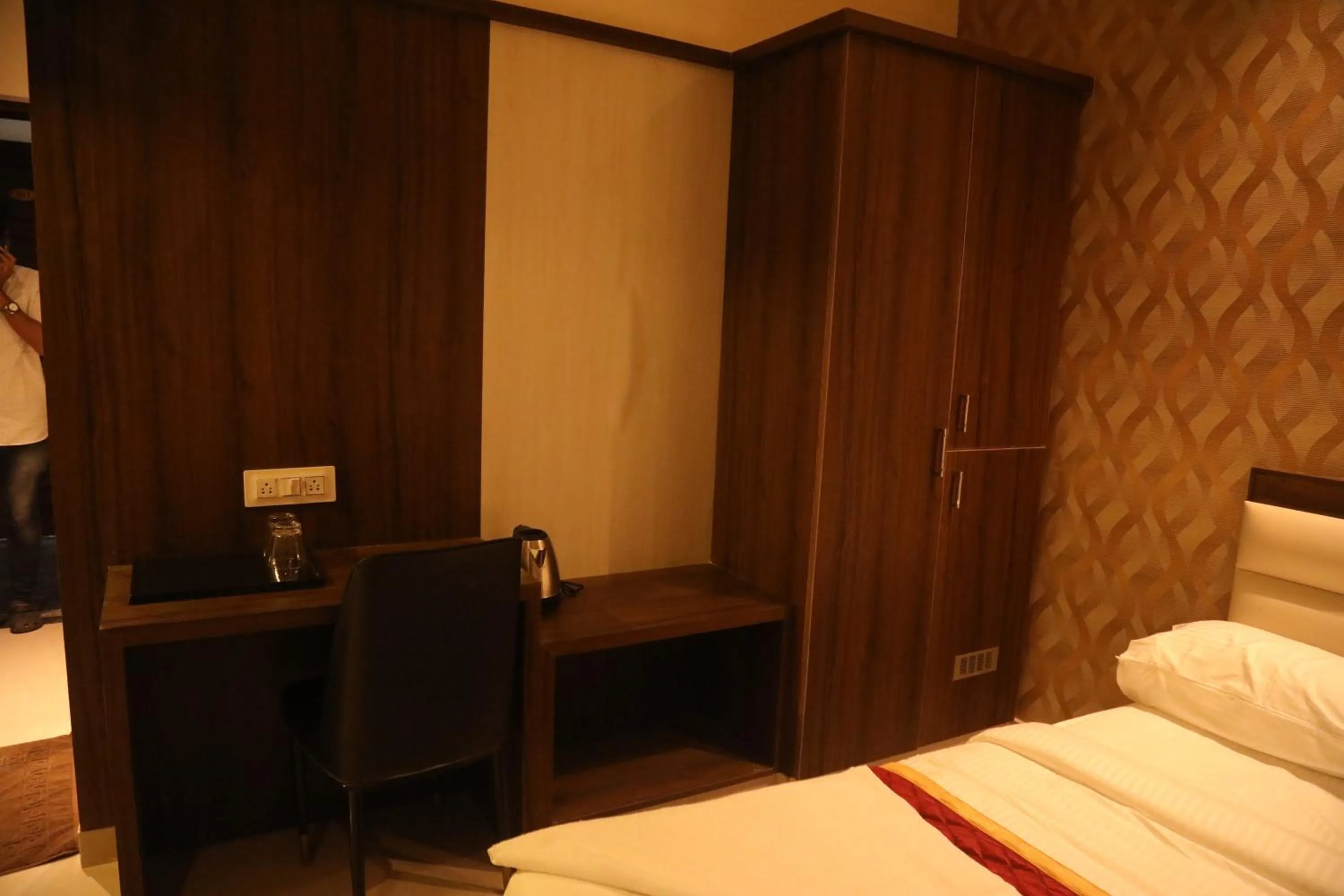 hair dresser, Bed in Royal Indraprastha The Hotel