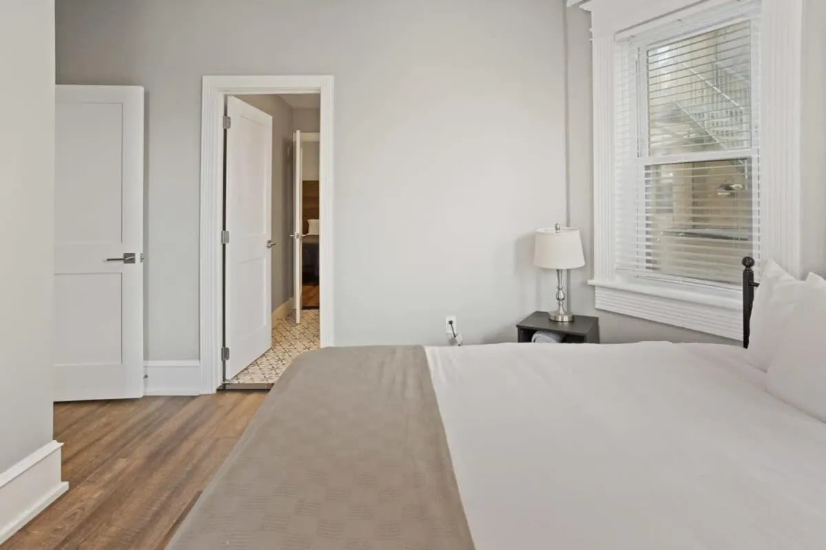Bed in Steps from the Beach Spacious Modern 4BR 2BA Apt