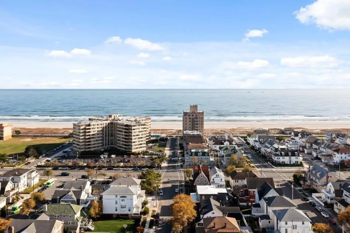 Steps from the Beach Spacious Modern 4BR 2BA Apt