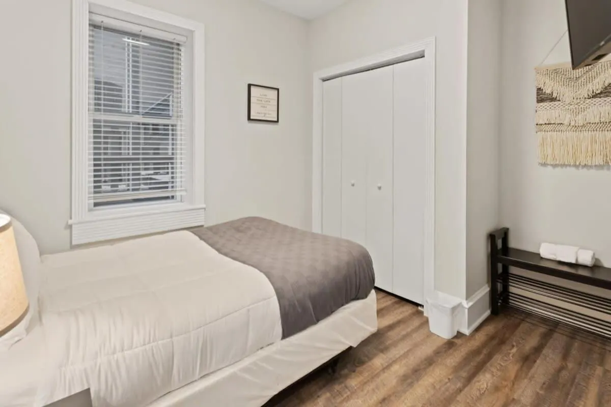 Bed in Steps from the Beach Spacious Modern 4BR 2BA Apt