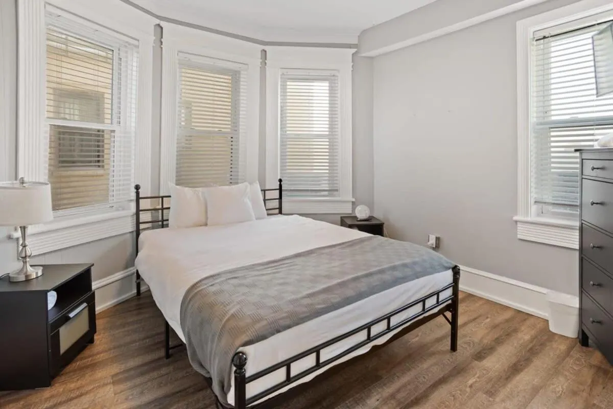 Bed in Steps from the Beach Spacious Modern 4BR 2BA Apt