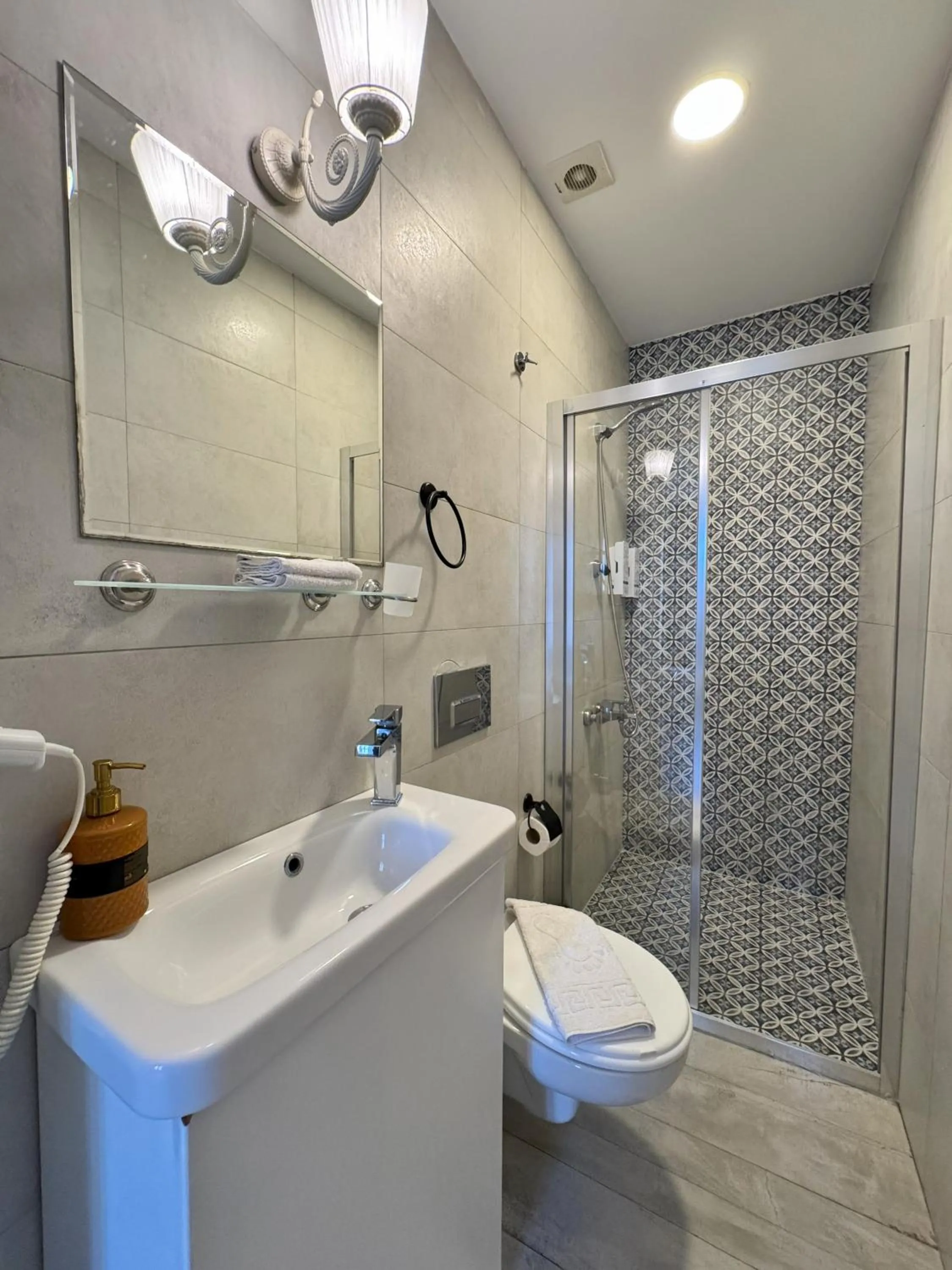 Shower in Sulty's Avlu