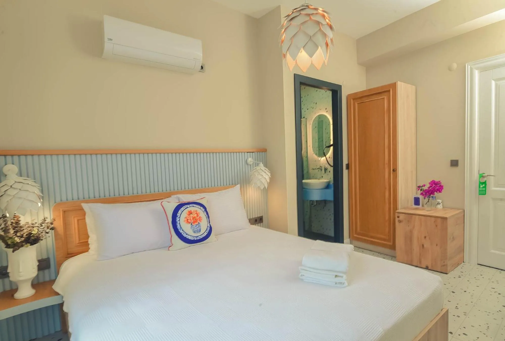 Photo of the whole room in Sulty's Avlu