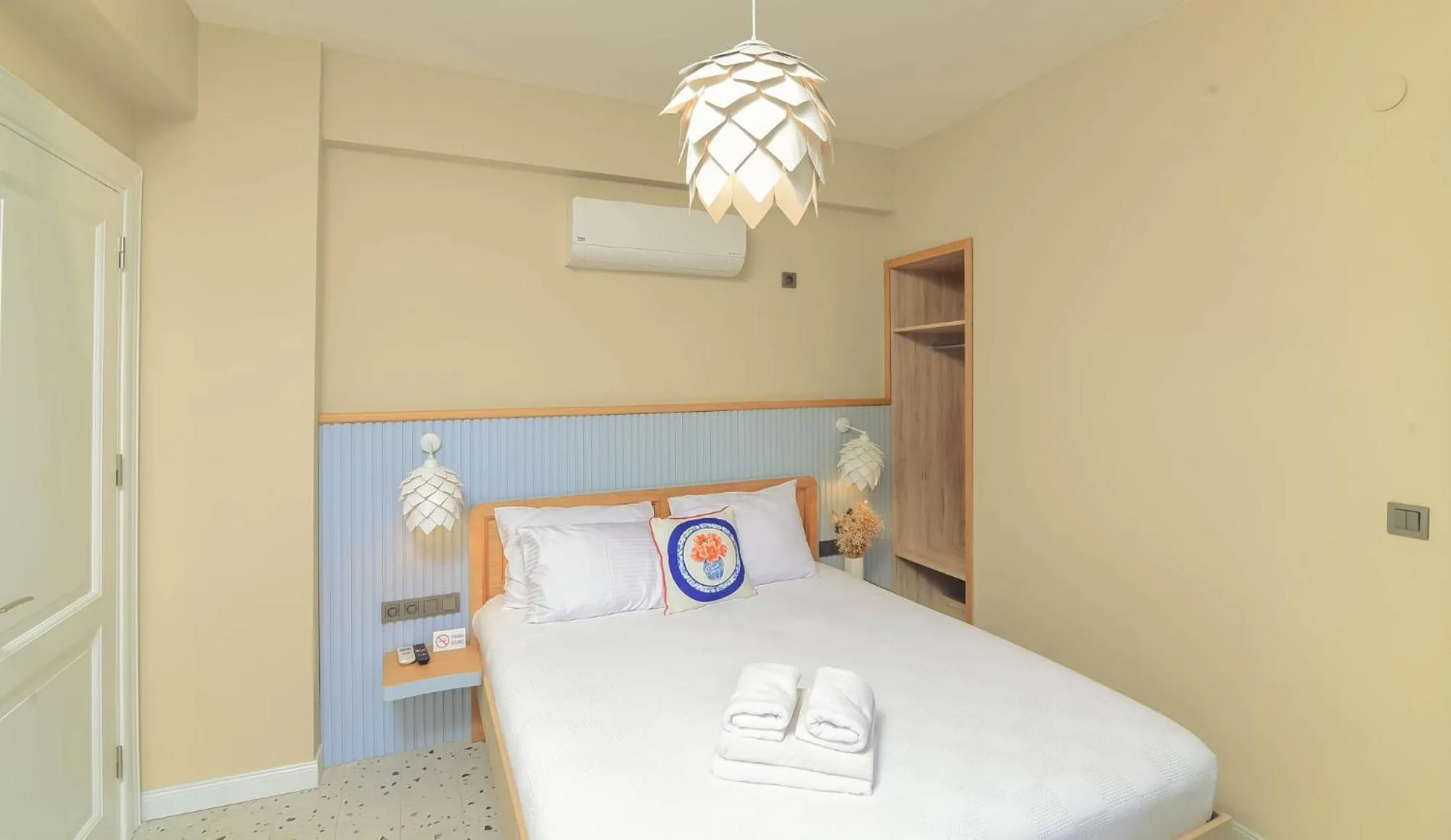 Photo of the whole room in Sulty's Avlu