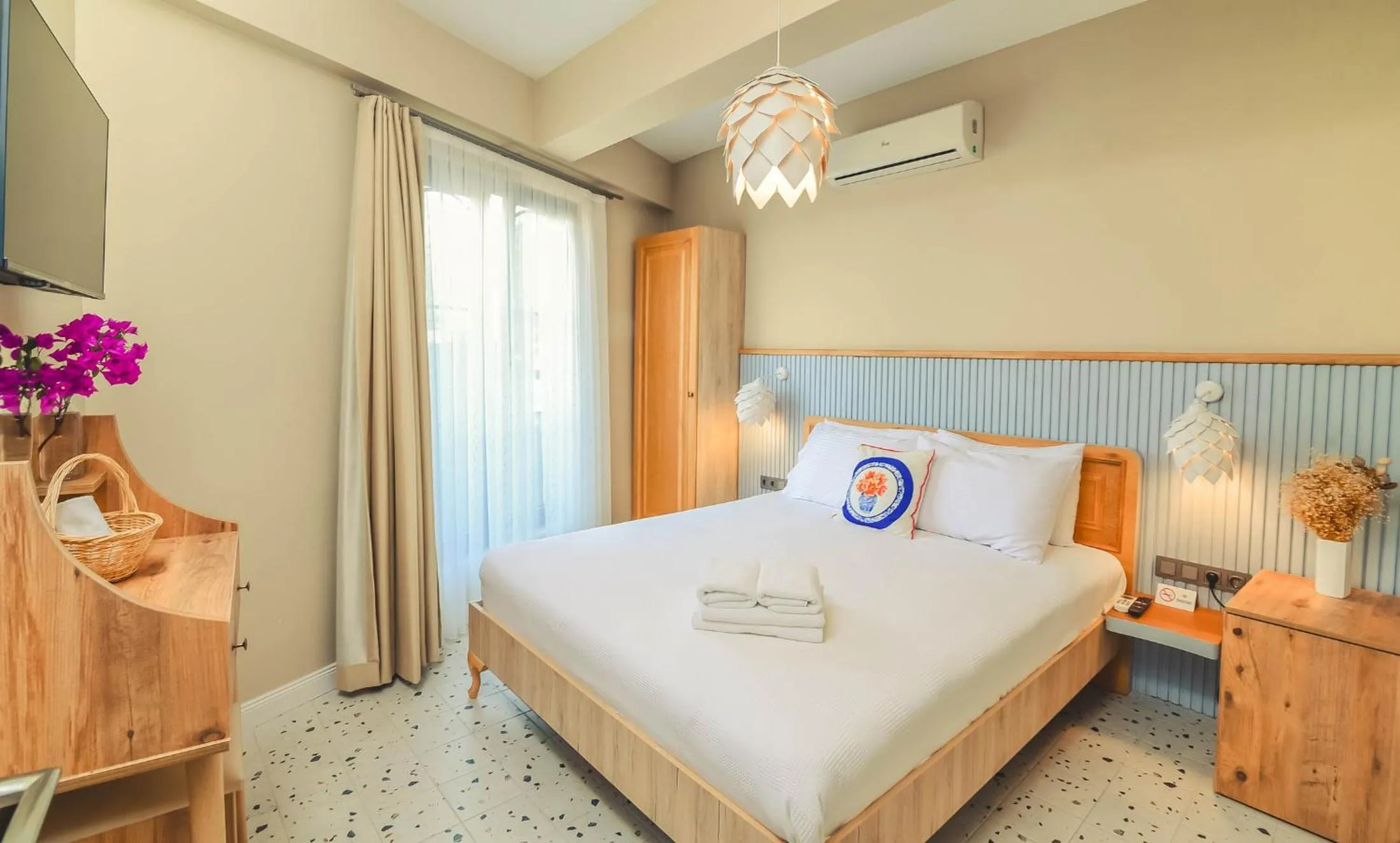 Photo of the whole room in Sulty's Avlu