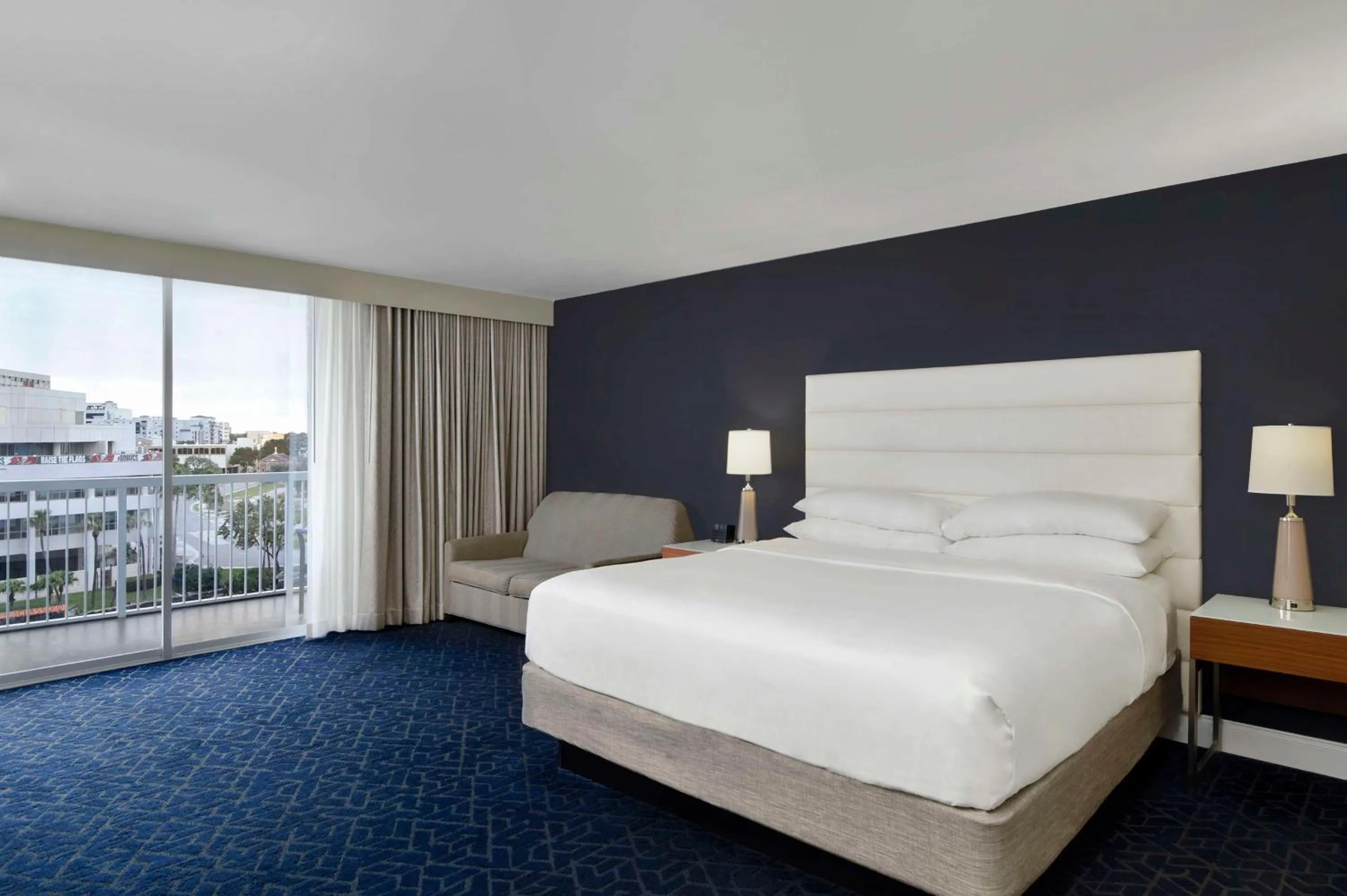 Bed in Hotel Tampa Riverwalk