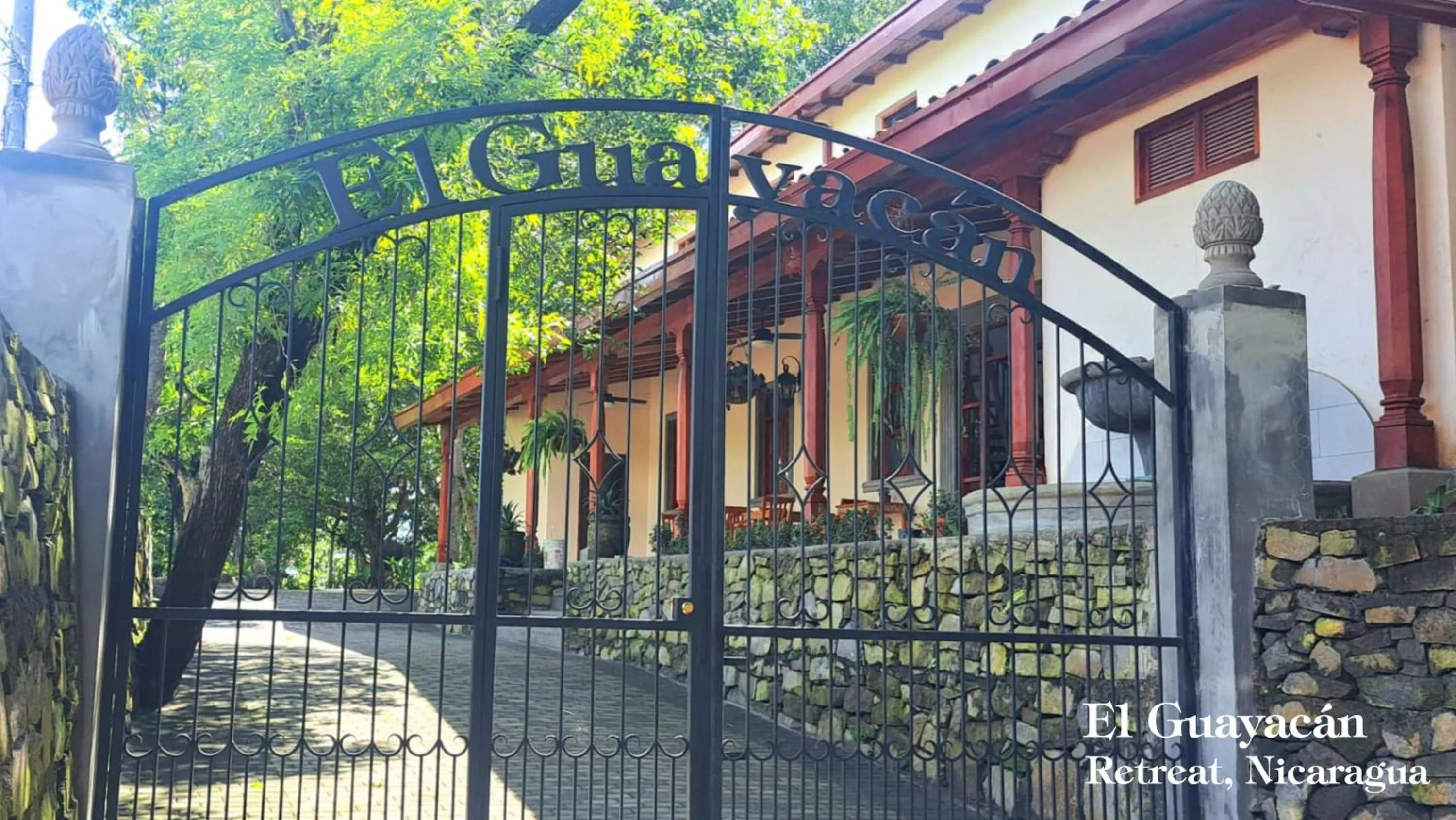 Facade/entrance in El Guayacán