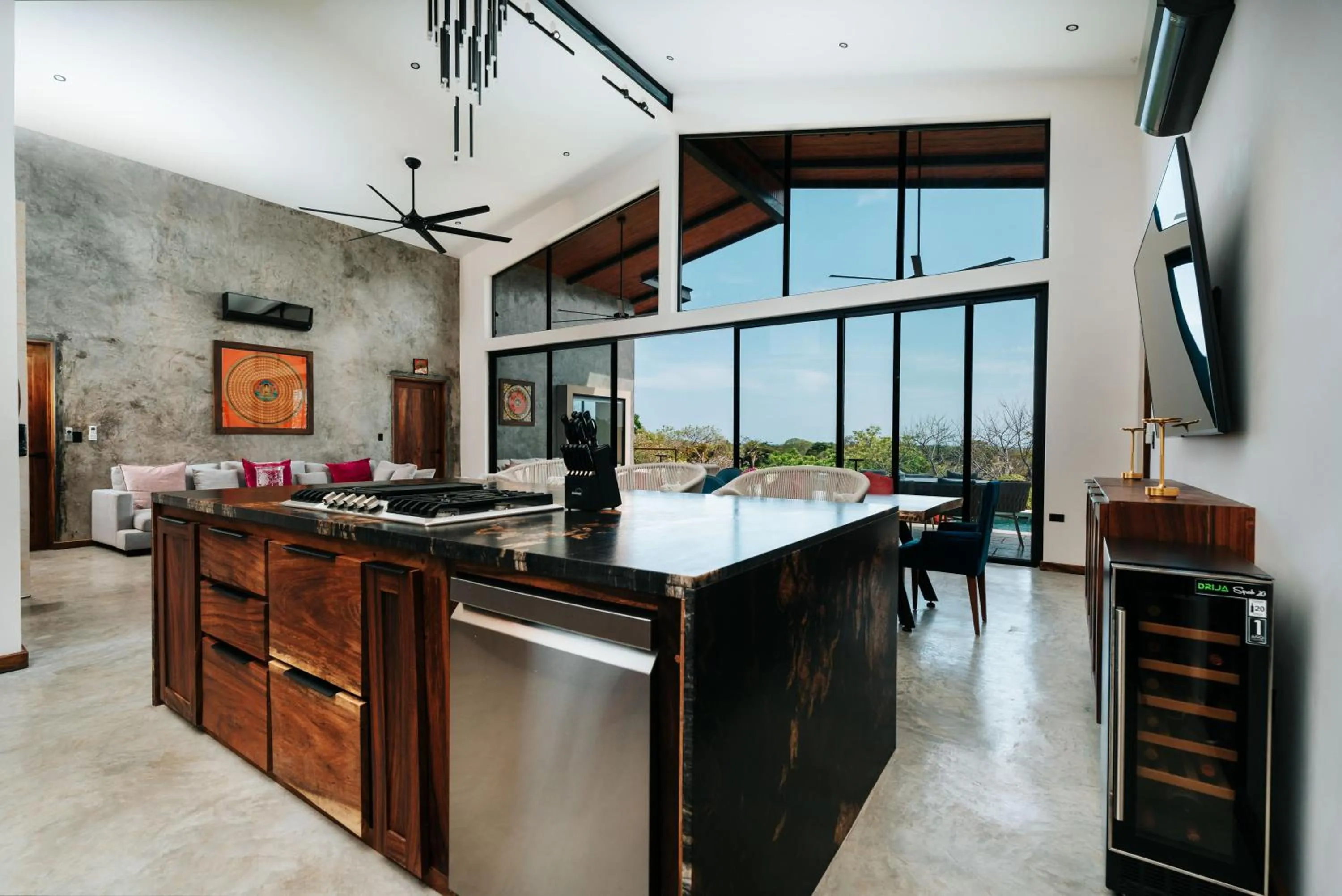 Communal lounge/ TV room in Alaya Yoga & Surf & Retreat