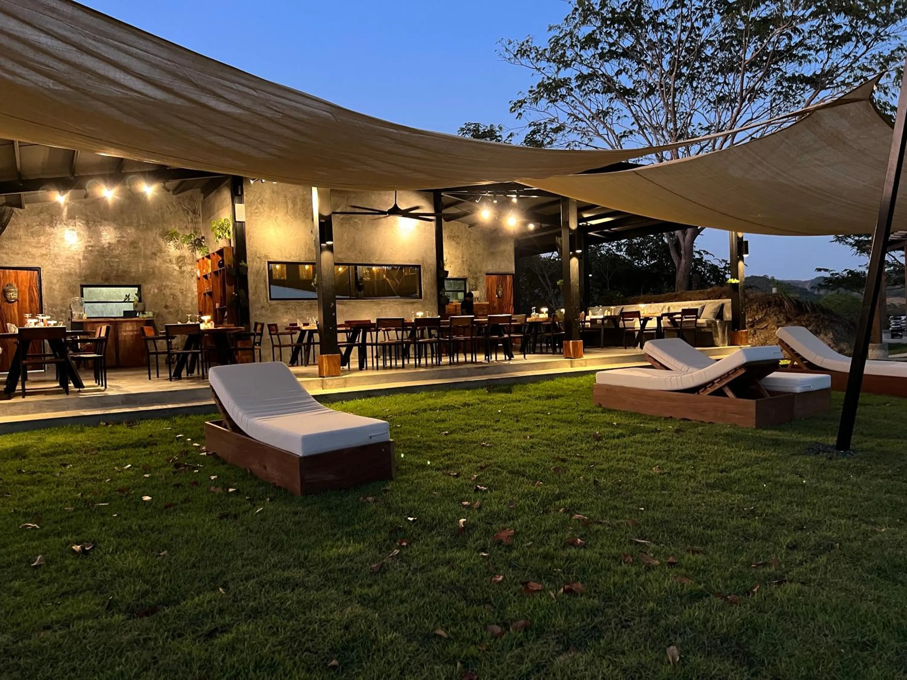 Restaurant/places to eat in Alaya Yoga & Surf & Retreat