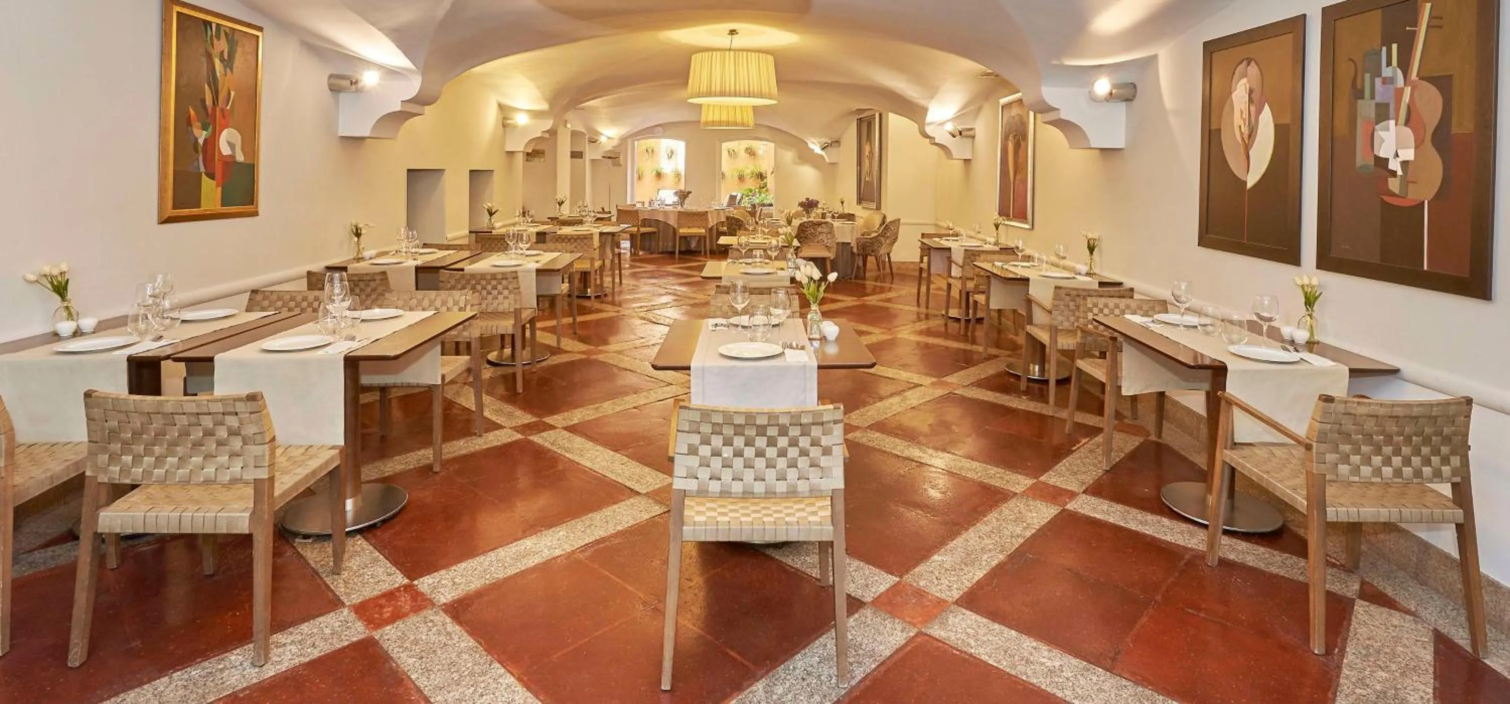 Restaurant/places to eat in NH Collection Cáceres Palacio de Oquendo