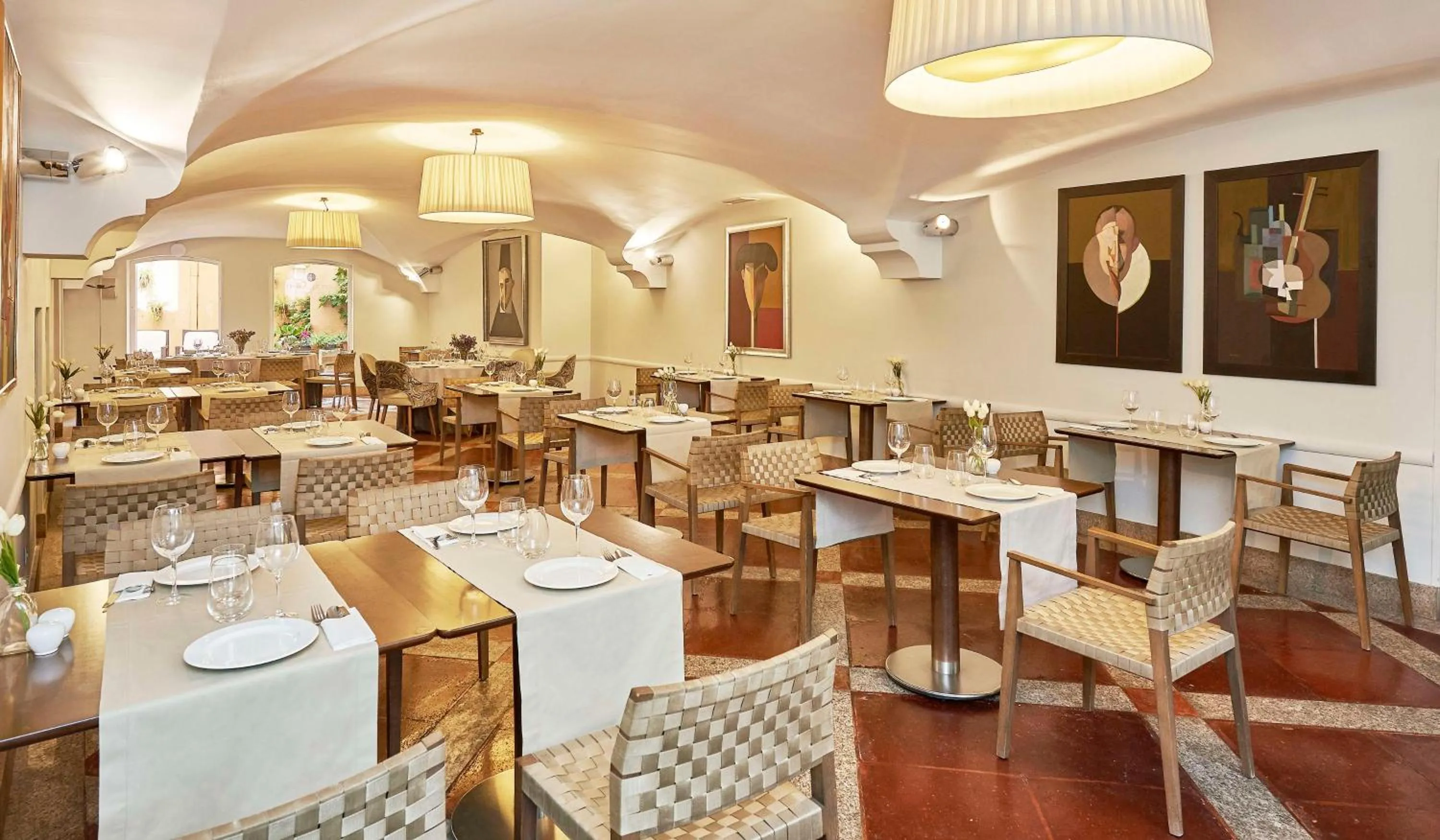 Restaurant/places to eat in NH Collection Cáceres Palacio de Oquendo