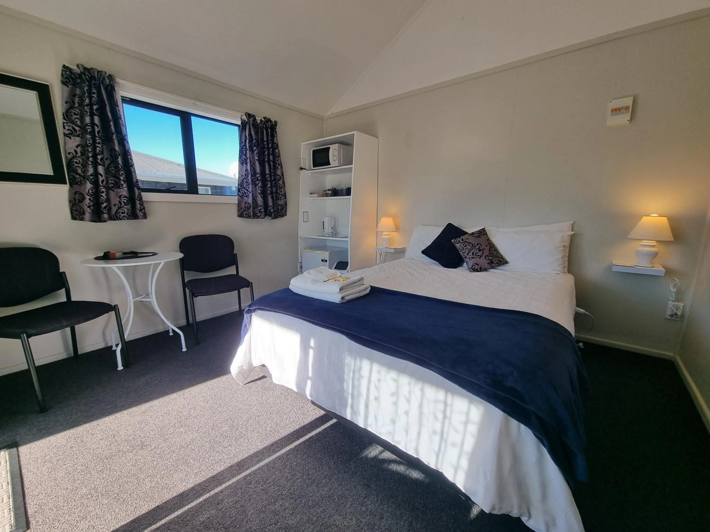 Property building, Bed in Cheviot Motels, Cabins and Camp