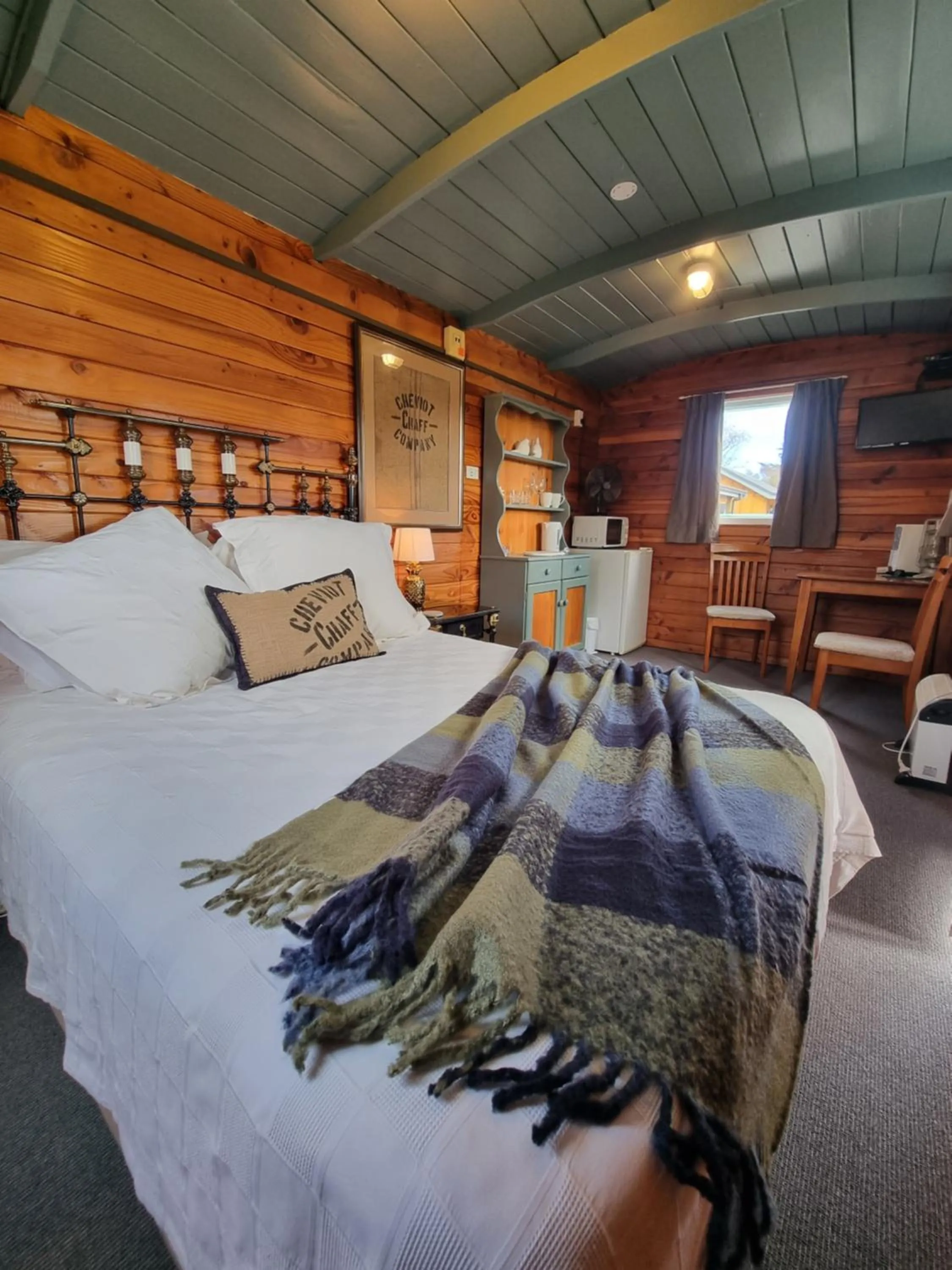 Property building, Bed in Cheviot Motels, Cabins and Camp