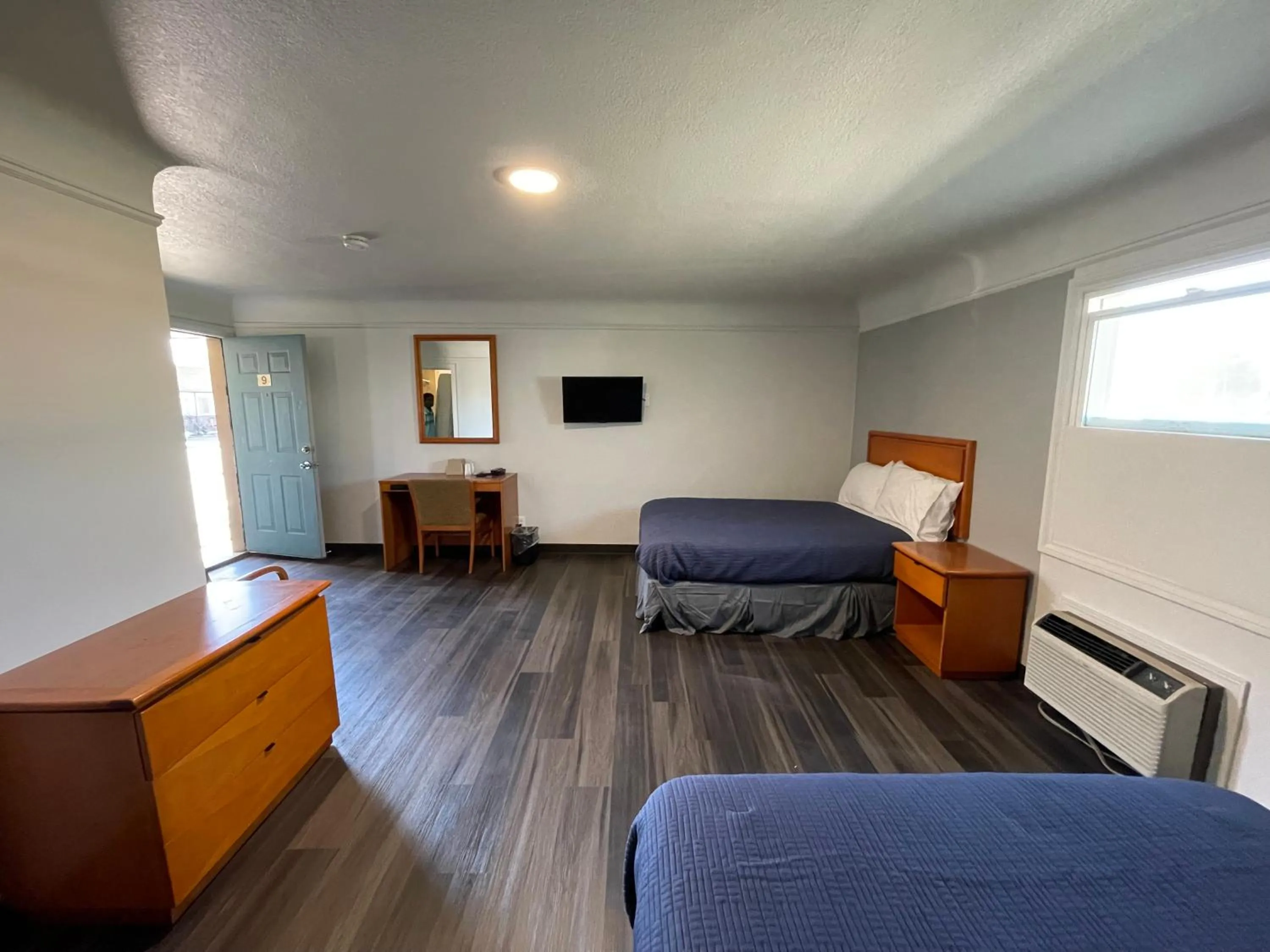 Photo of the whole room, Bed in Holiday Motel