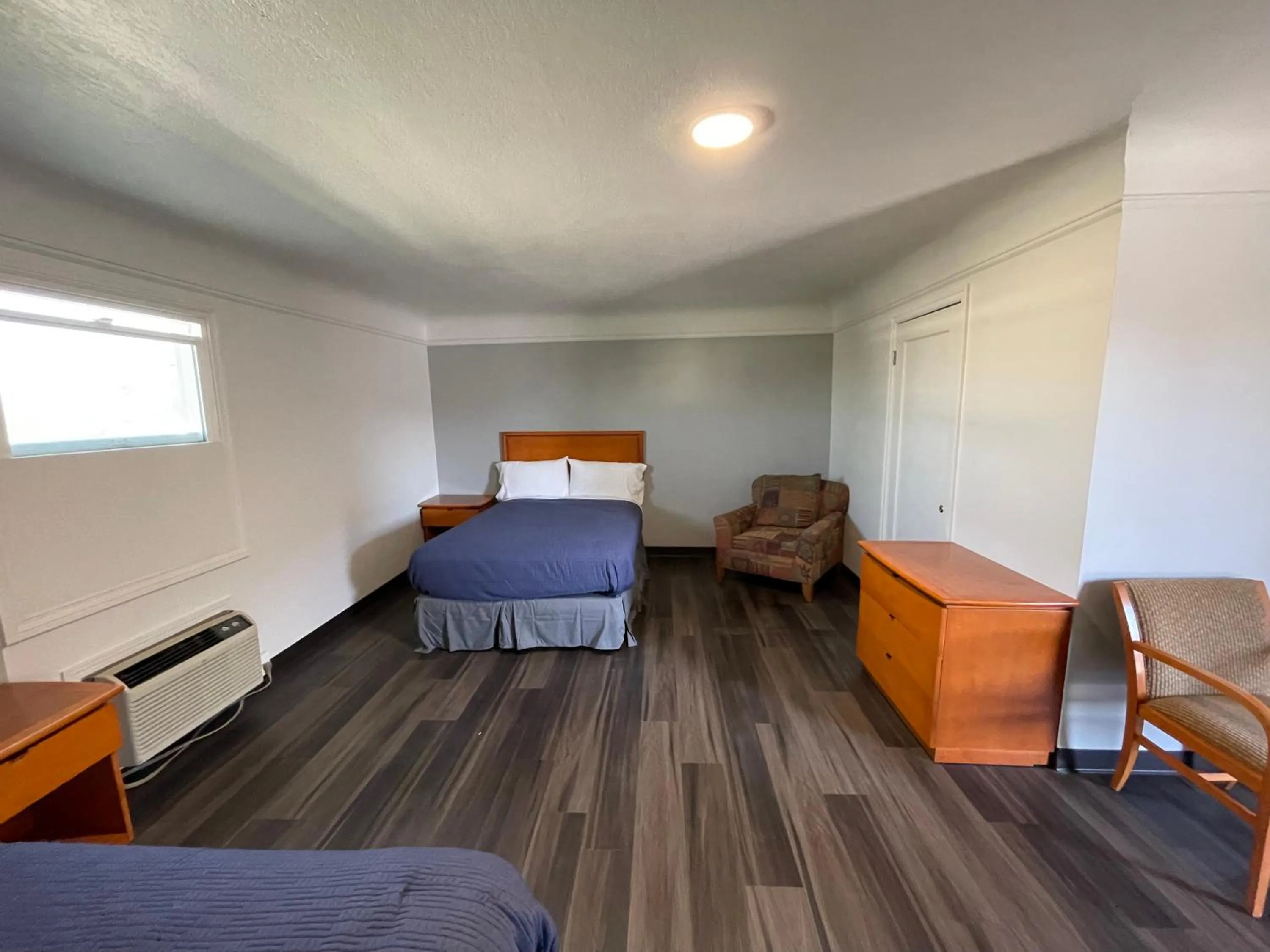 Photo of the whole room, Bed in Holiday Motel