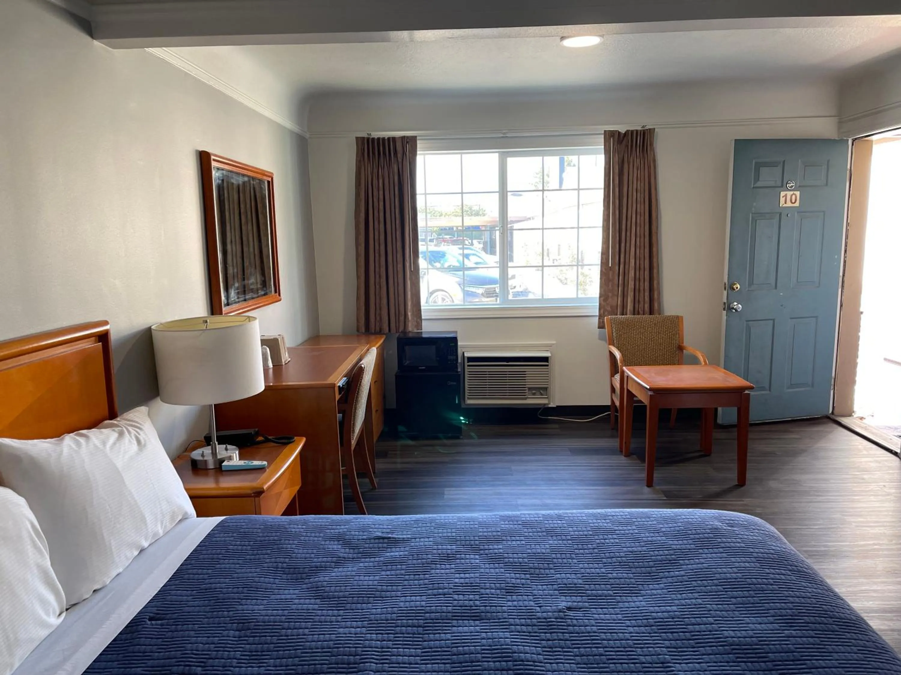 Photo of the whole room, Bed in Holiday Motel