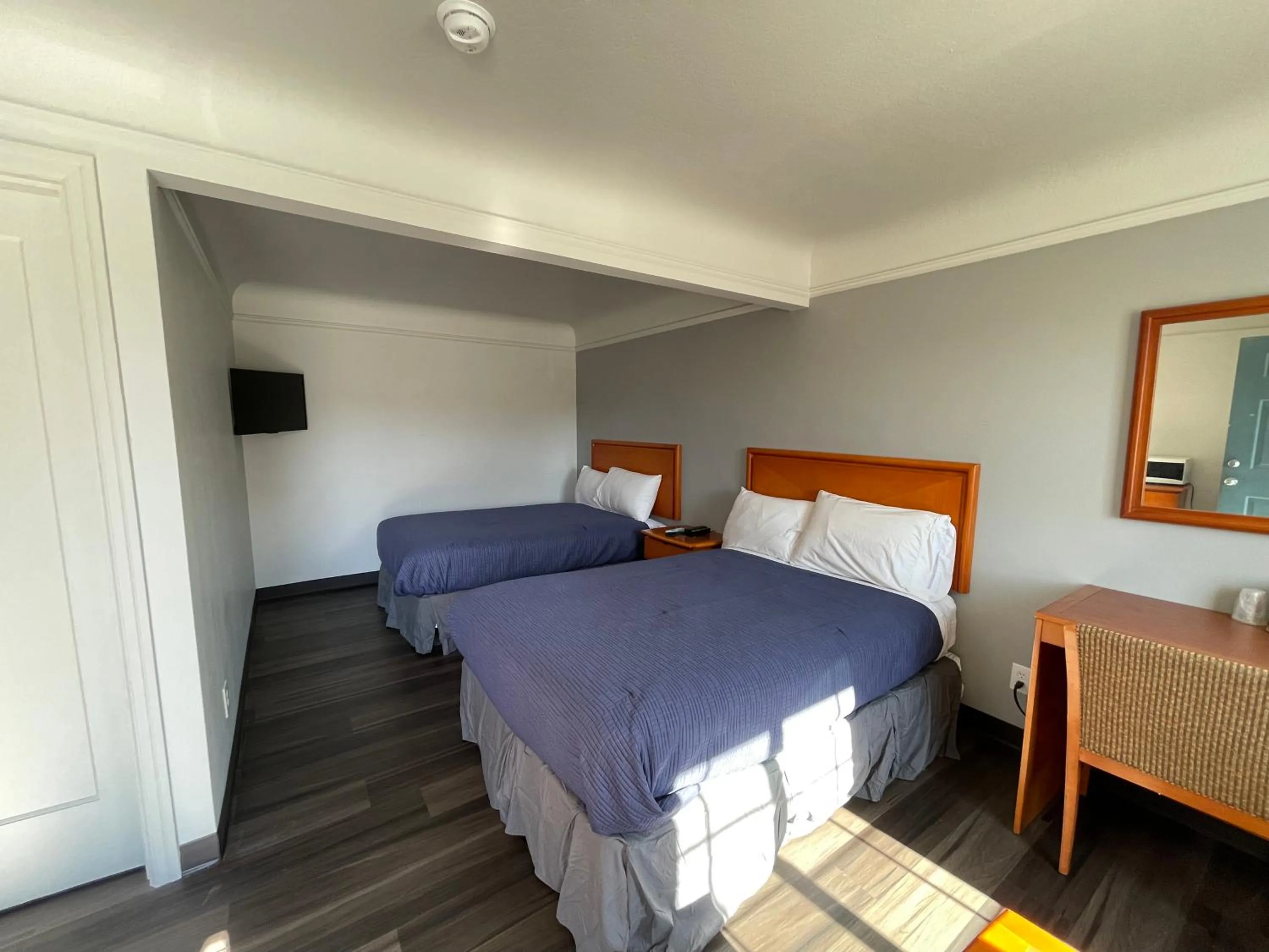 Photo of the whole room, Bed in Holiday Motel