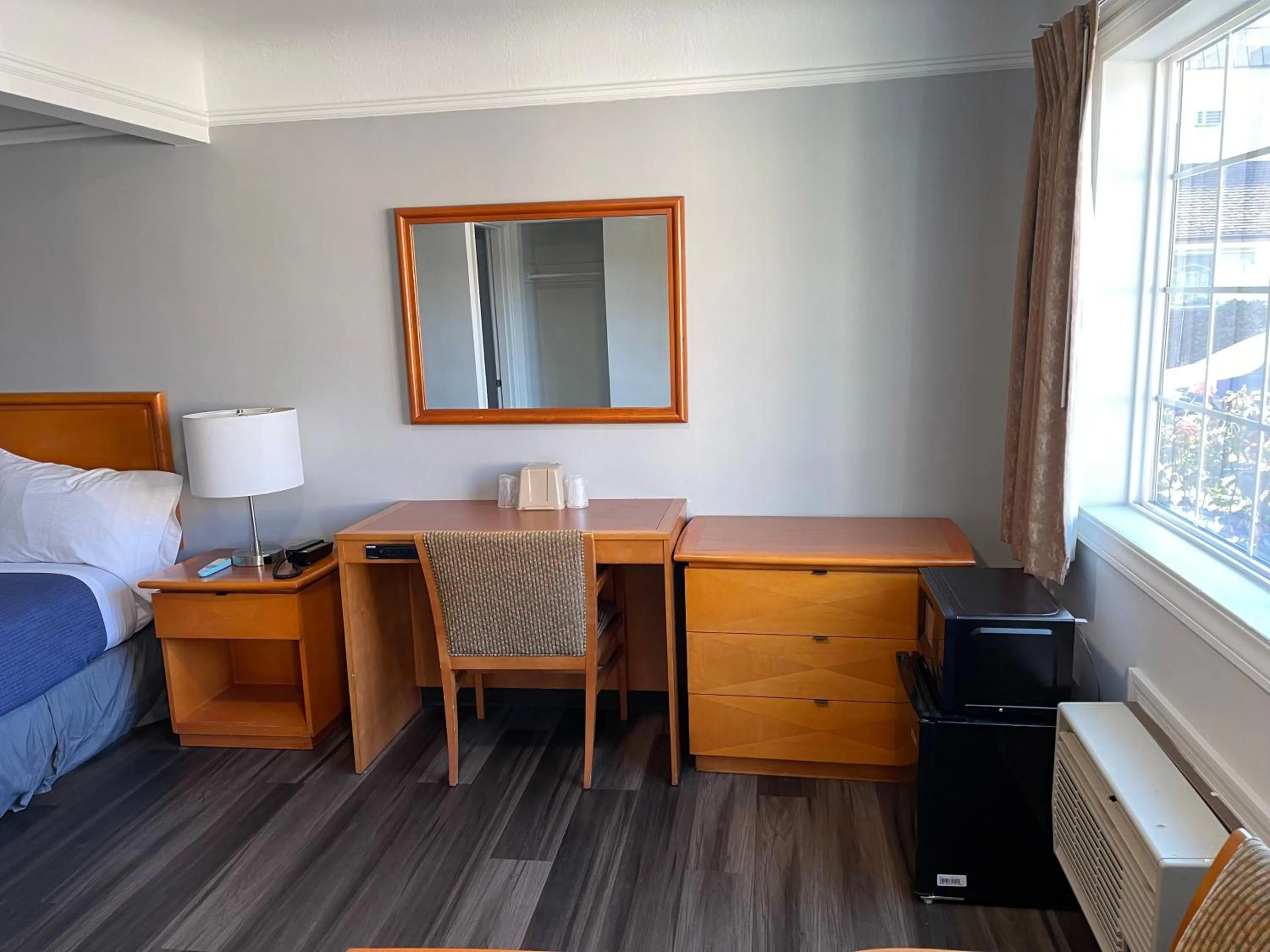 wardrobe, Bed in Holiday Motel