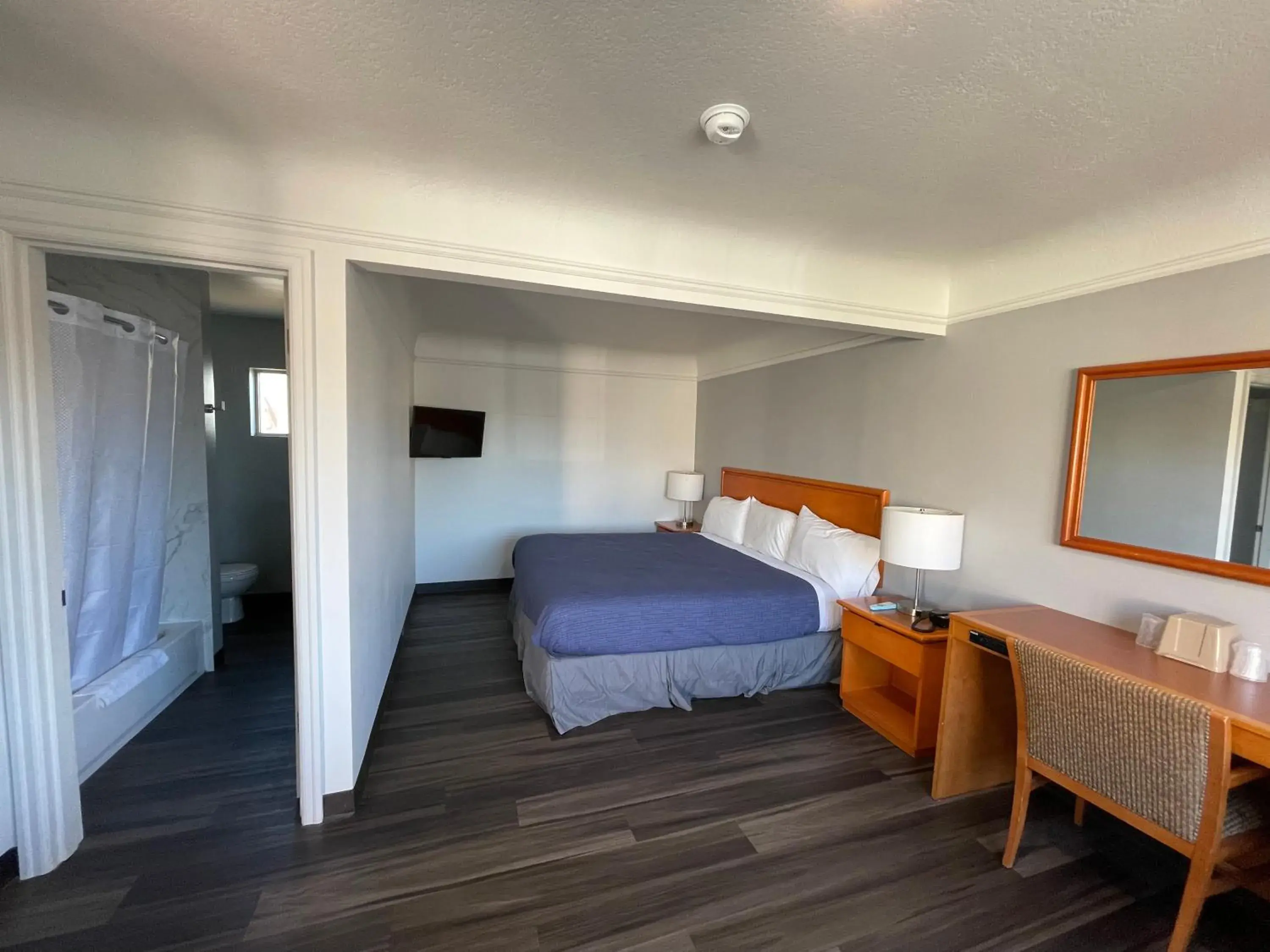 Single Room with Bathroom - single occupancy in Holiday Motel Single Room with Bathroom - single occupancy in Holiday Motel