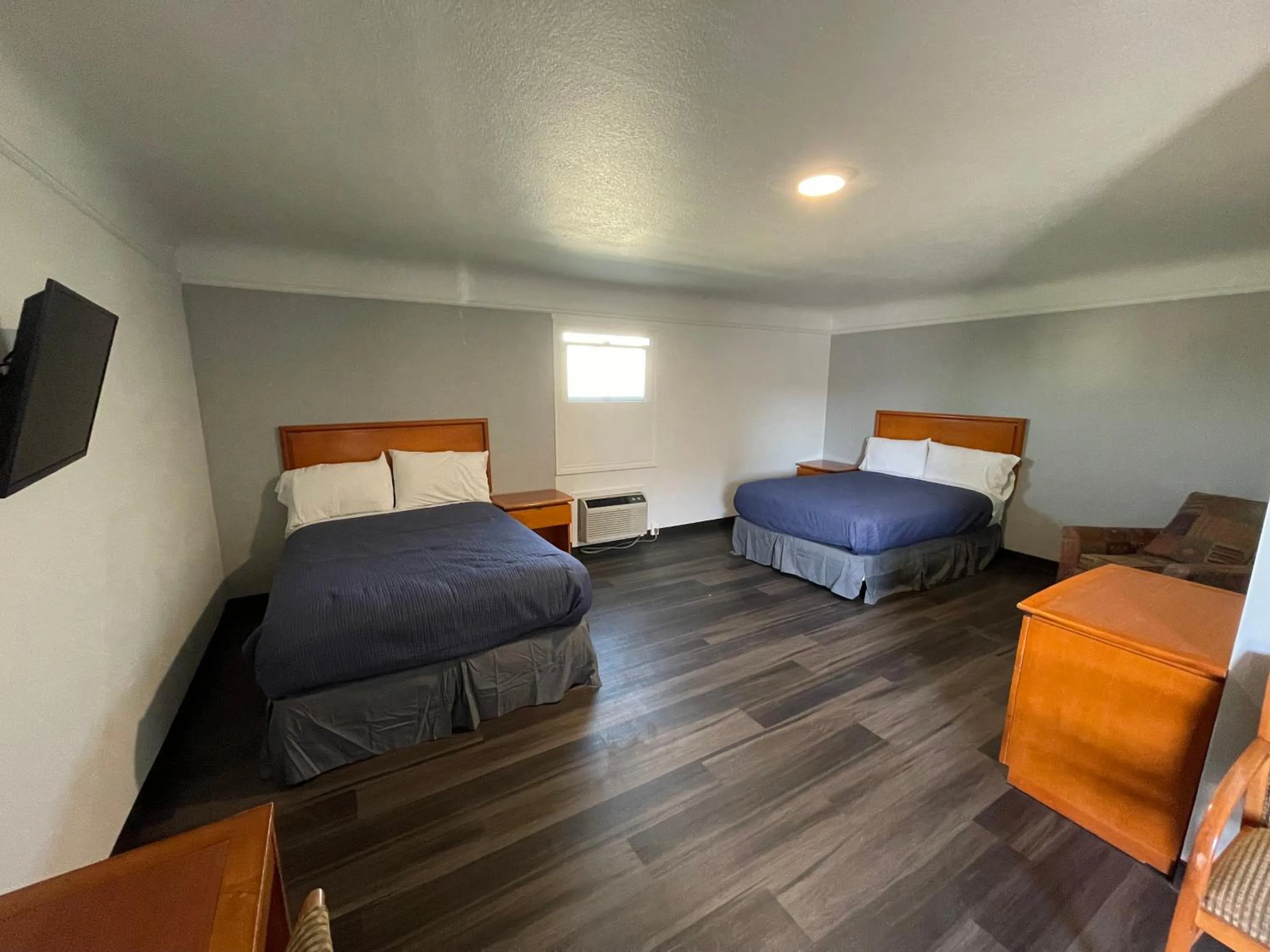 TV and multimedia, Bed in Holiday Motel