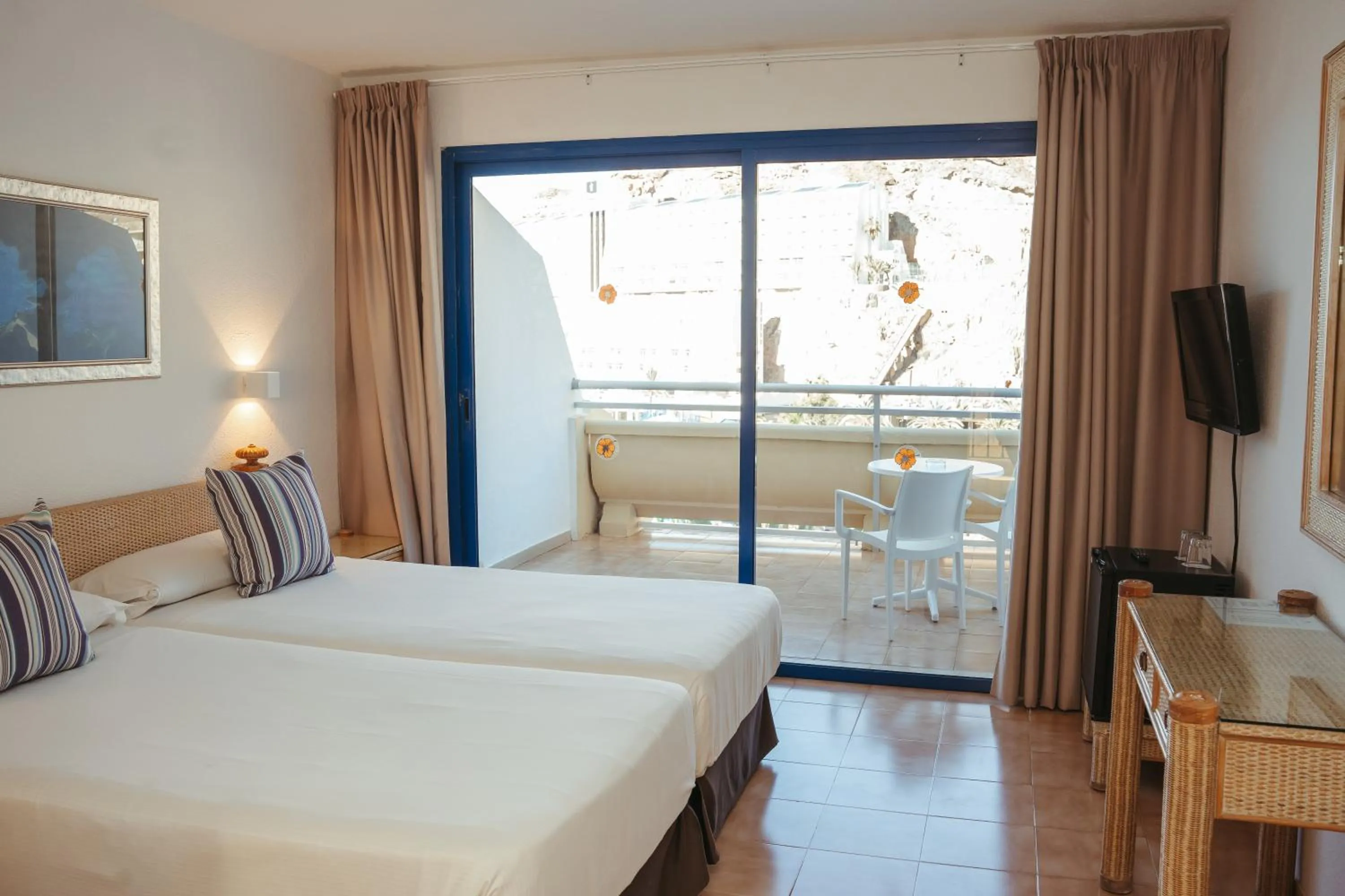 Balcony/Terrace, Bed in Hotel LIVVO Lago Taurito & Aquapark