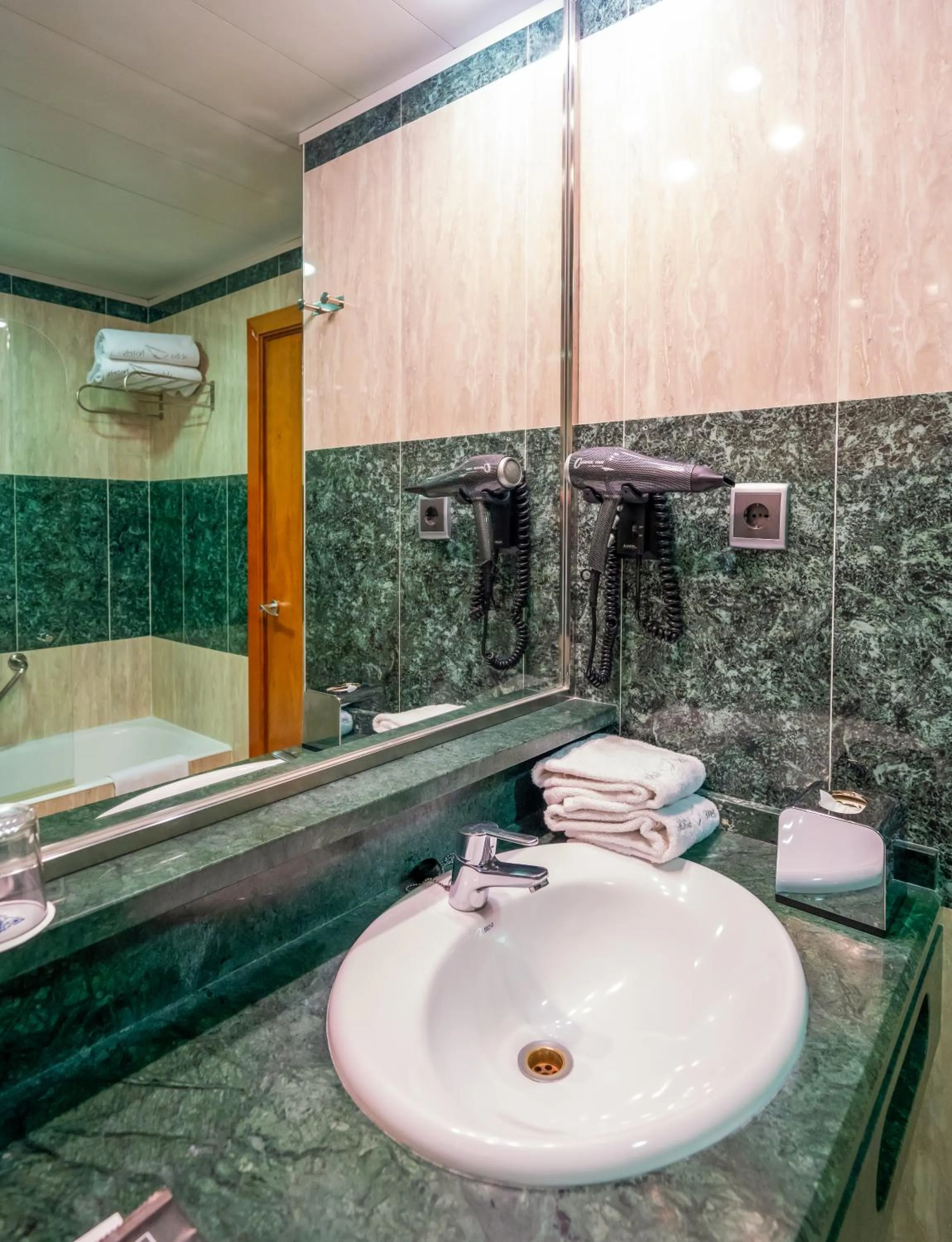 Bathroom in Abba Rambla Hotel