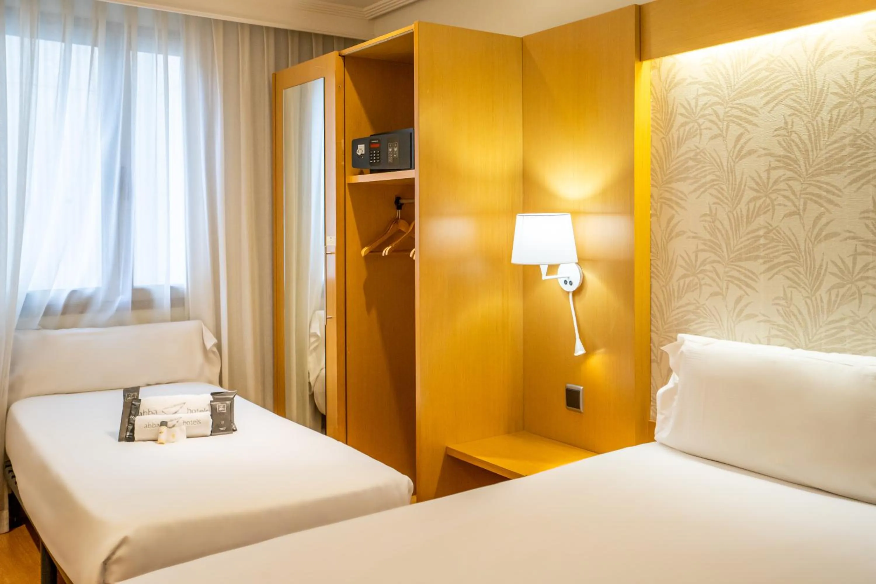 wardrobe, Bed in Abba Rambla Hotel