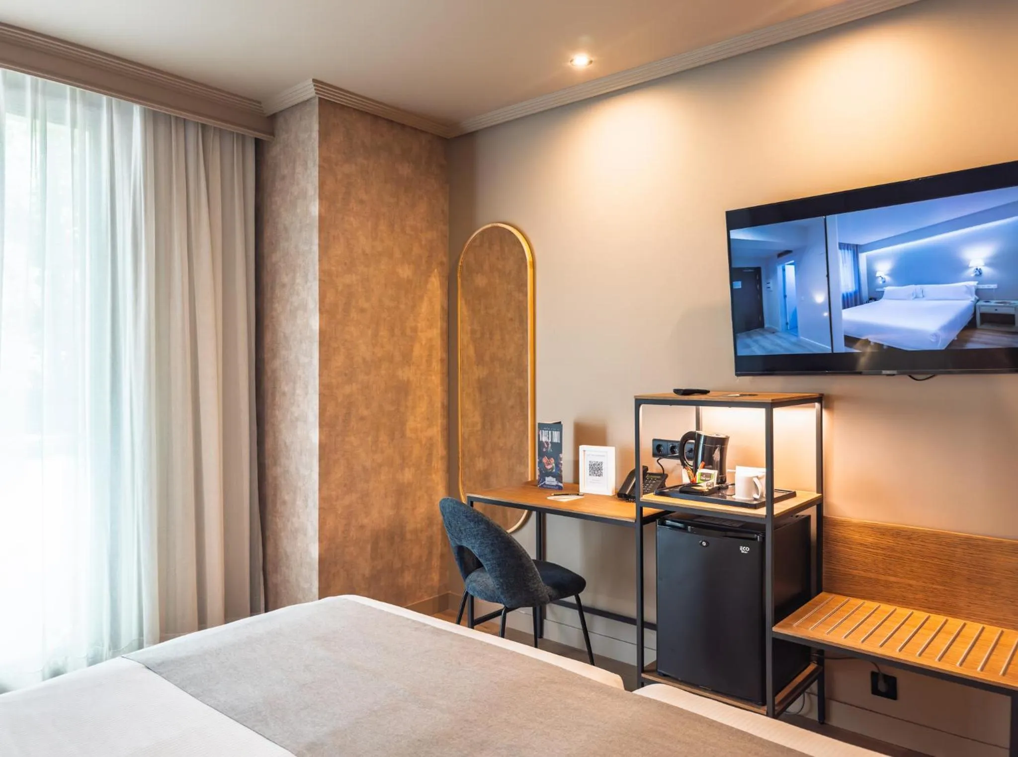 minibar, Bed in Abba Rambla Hotel