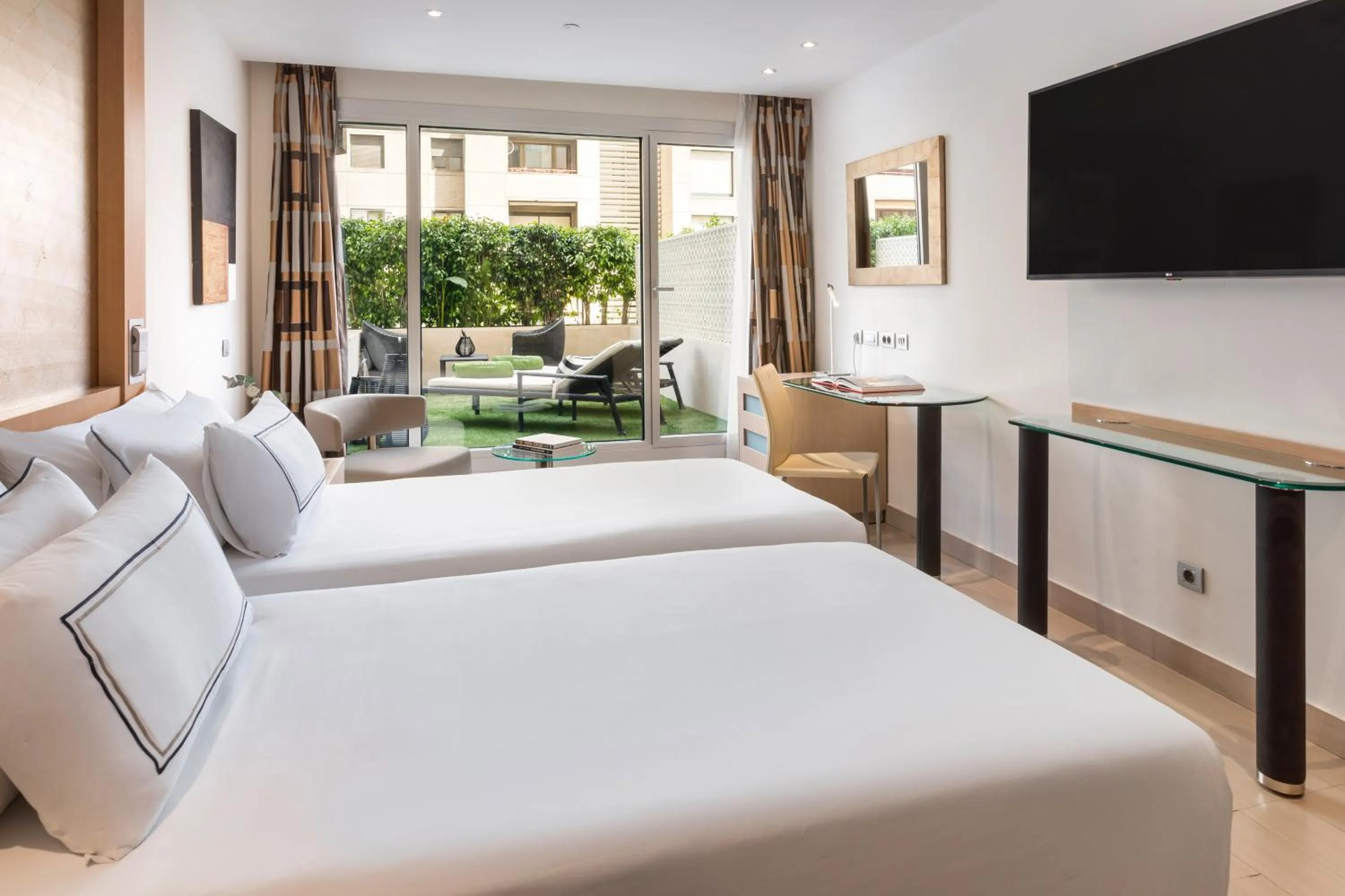 Communal lounge/ TV room, Bed in Melia Sevilla