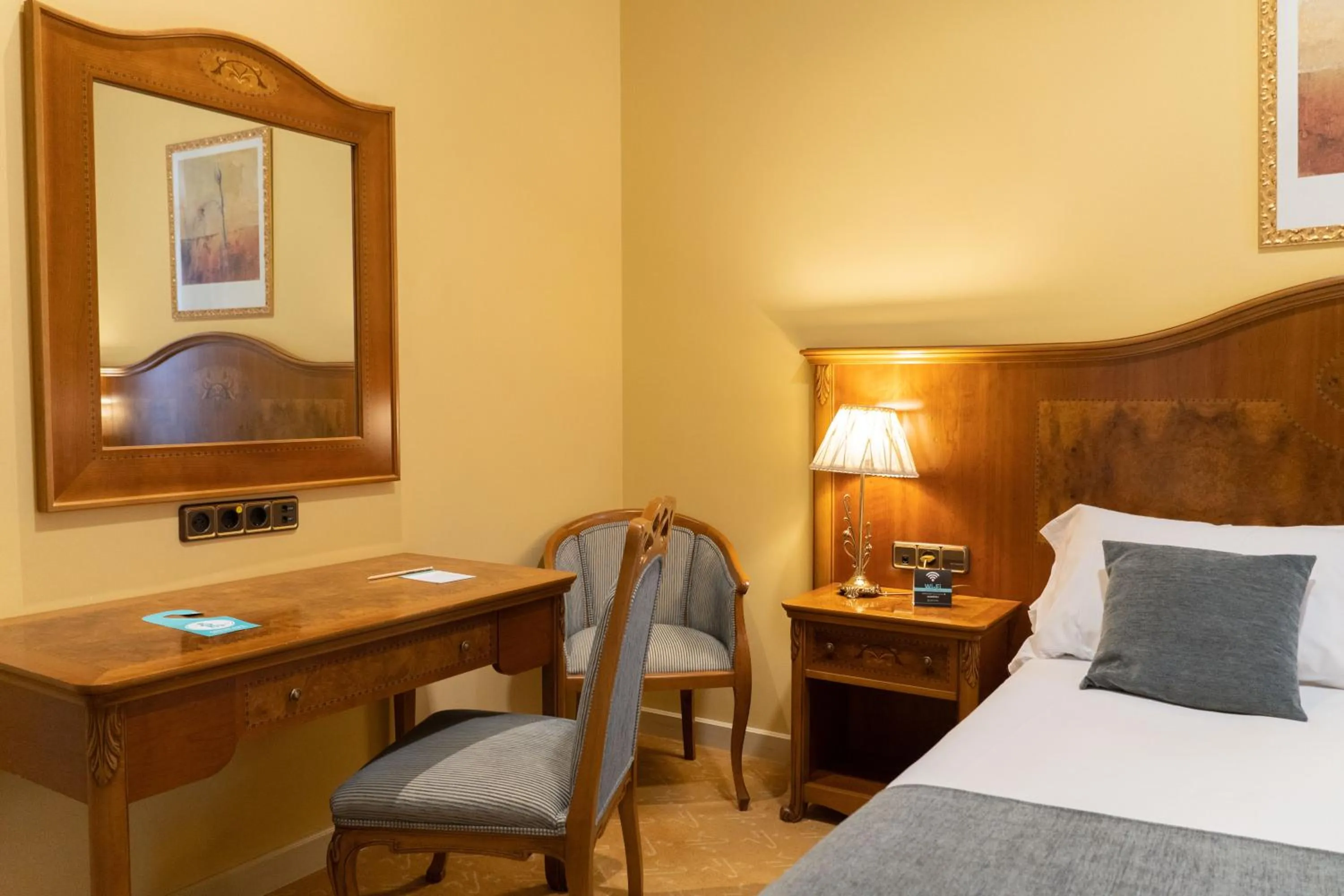 View (from property/room), Bed in Hotel Alda Mercado de Zamora