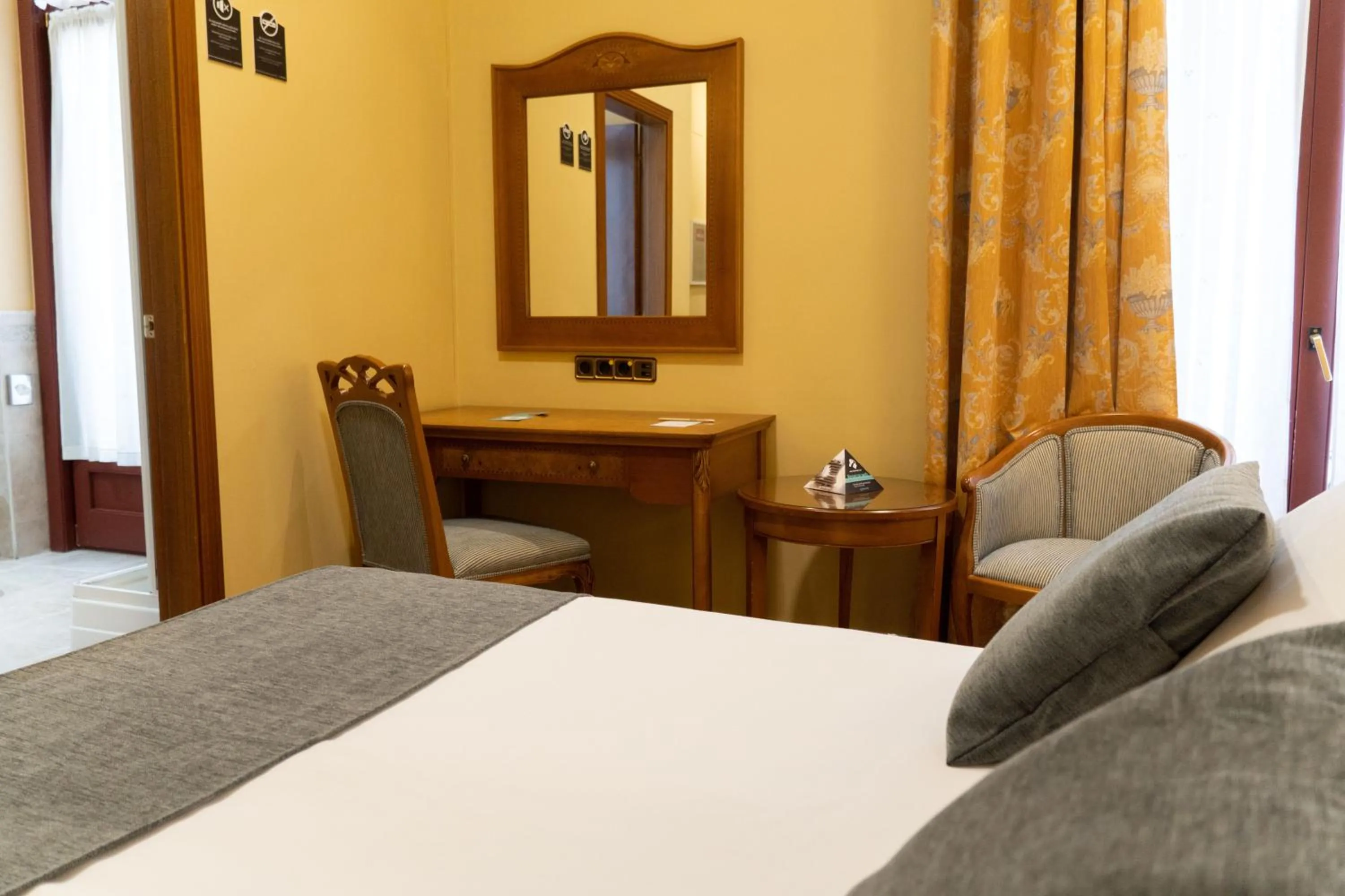 View (from property/room), Bed in Hotel Alda Mercado de Zamora