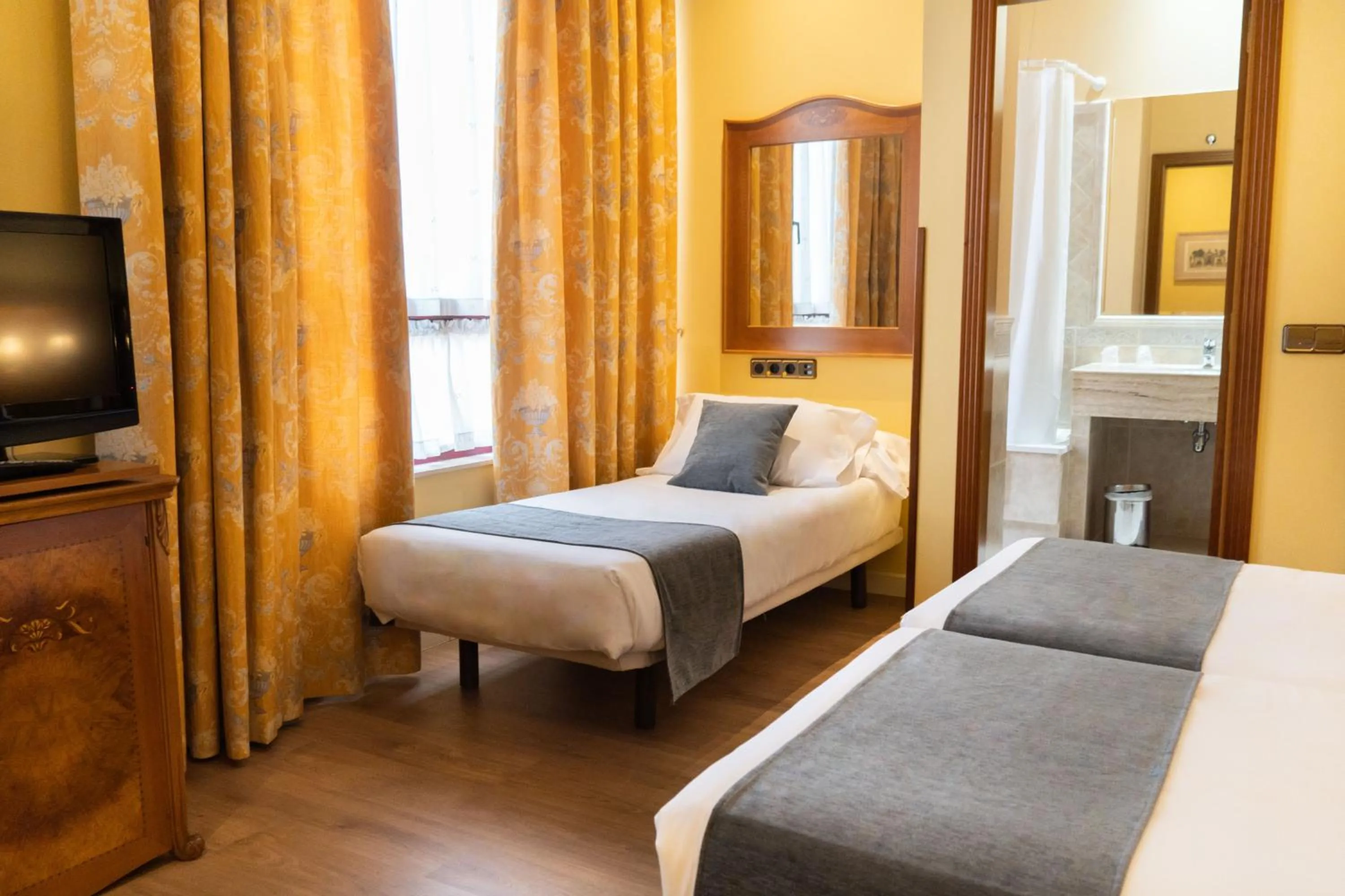 Bedroom, Bed in Hotel Alda Mercado de Zamora