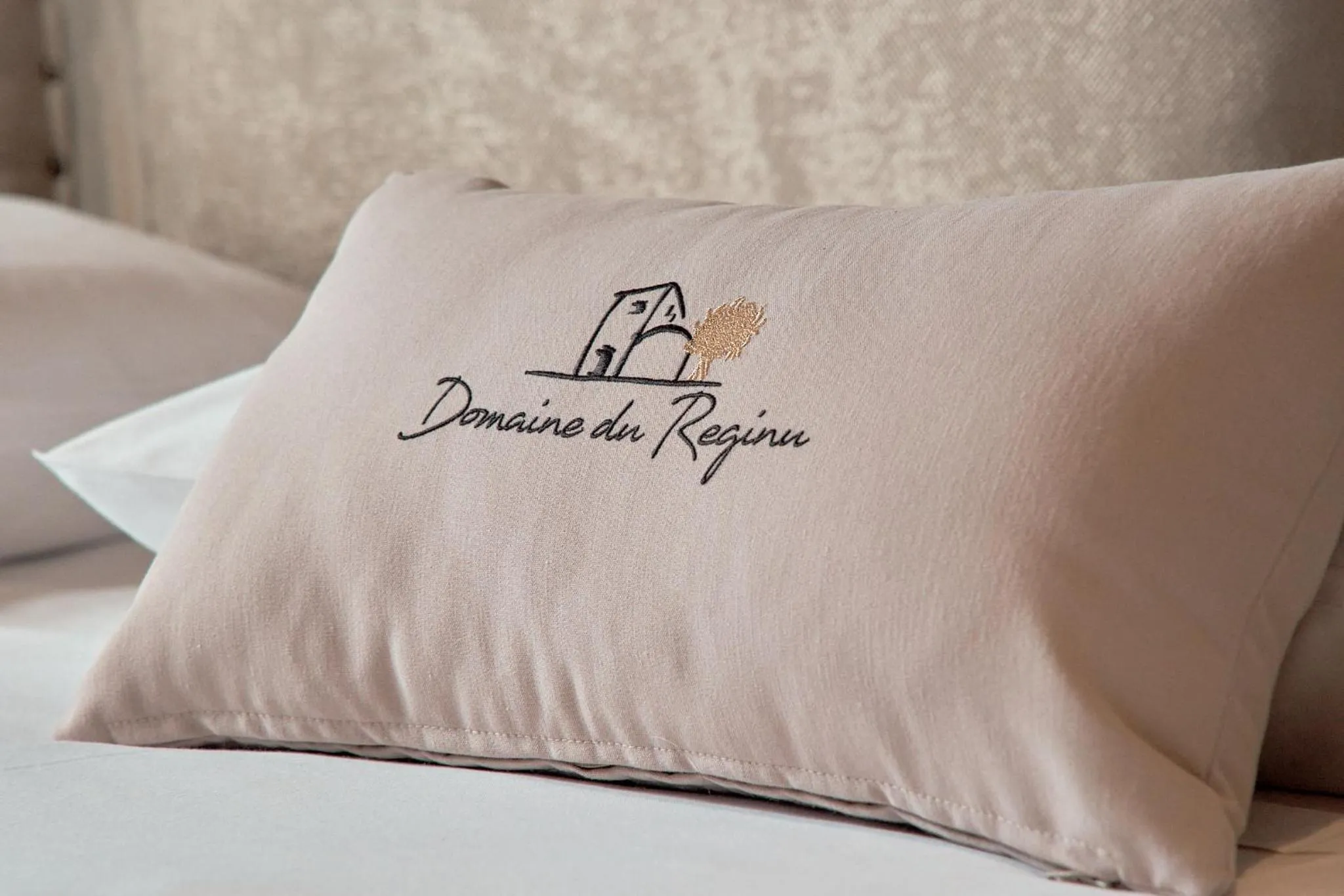 Decorative detail, Bed in Domaine du Reginu