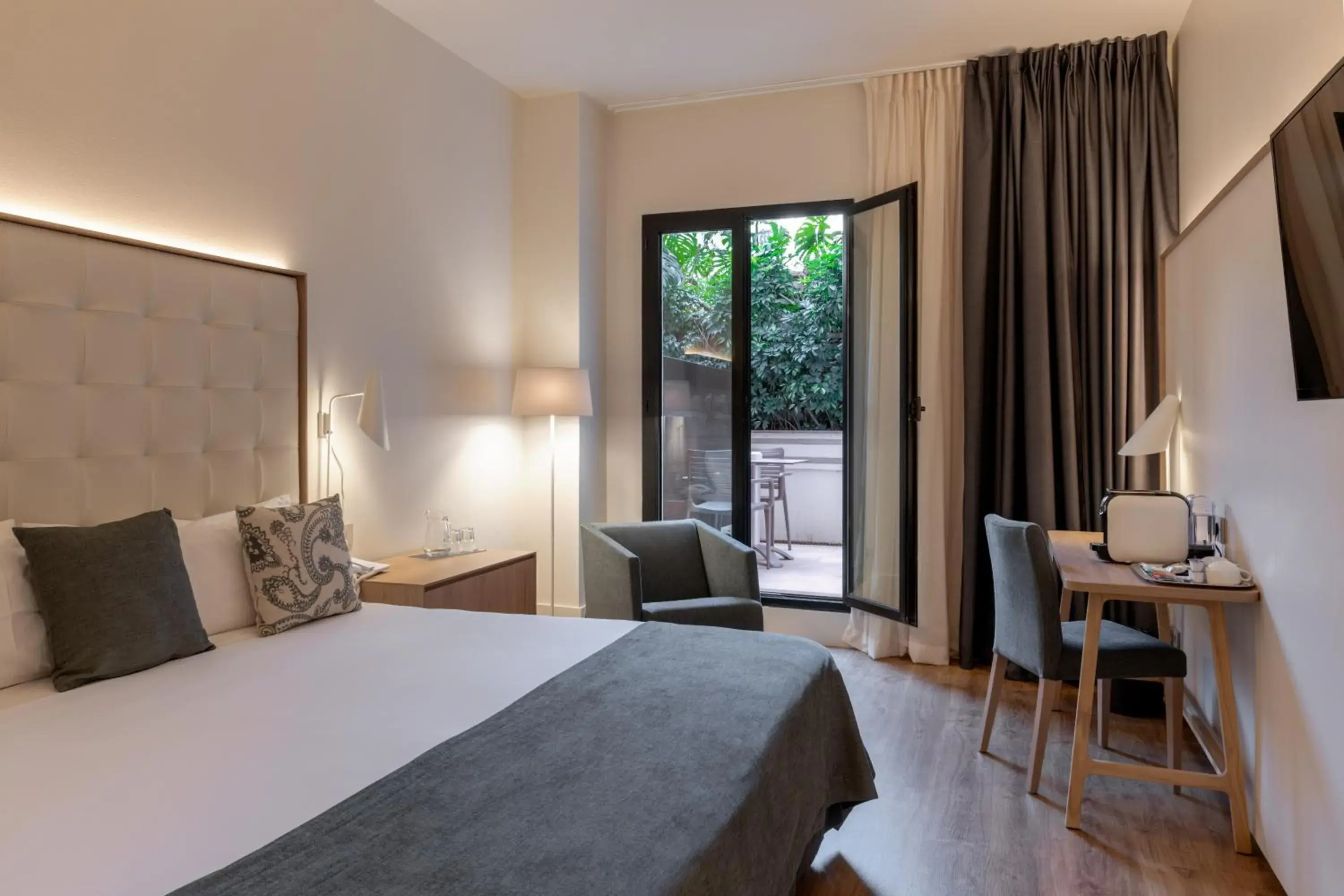 Superior Double or Twin Room with a Patio in Gran Hotel Havana 4Sup by Escampa Hotels Superior Double or Twin Room with a Patio in Gran Hotel Havana 4Sup by Escampa Hotels