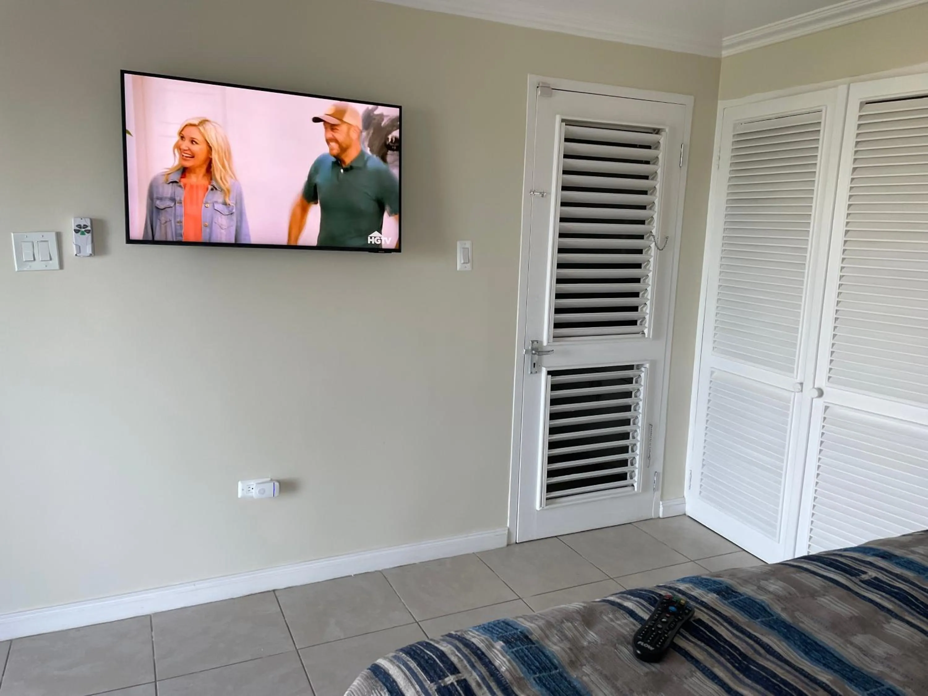 TV and multimedia, Bed in Hummingbird Retreat - Luxury Oceanview Apt, 7-Minute Walk to Beach