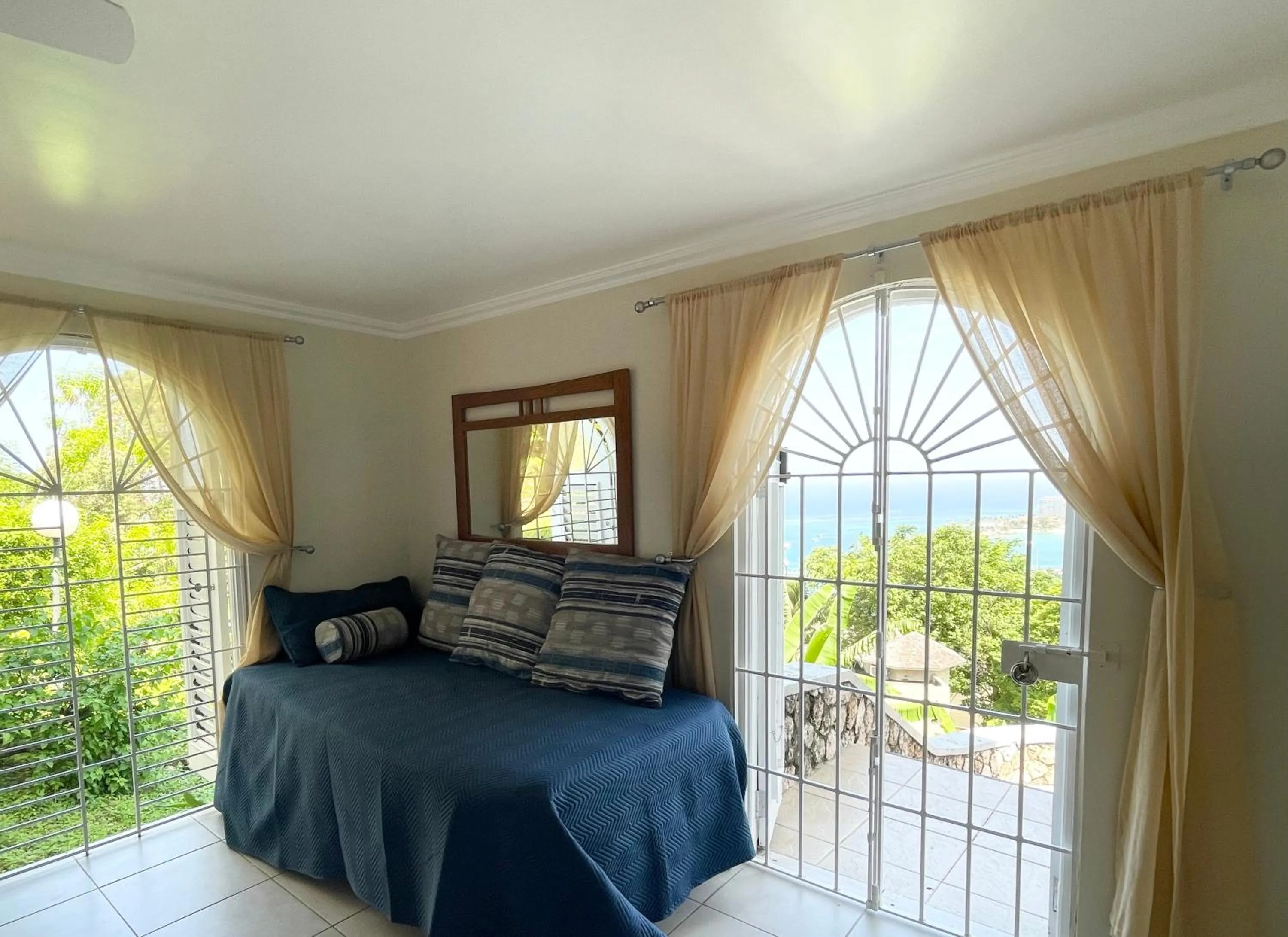 Bed in Hummingbird Retreat - Luxury Oceanview Apt, 7-Minute Walk to Beach