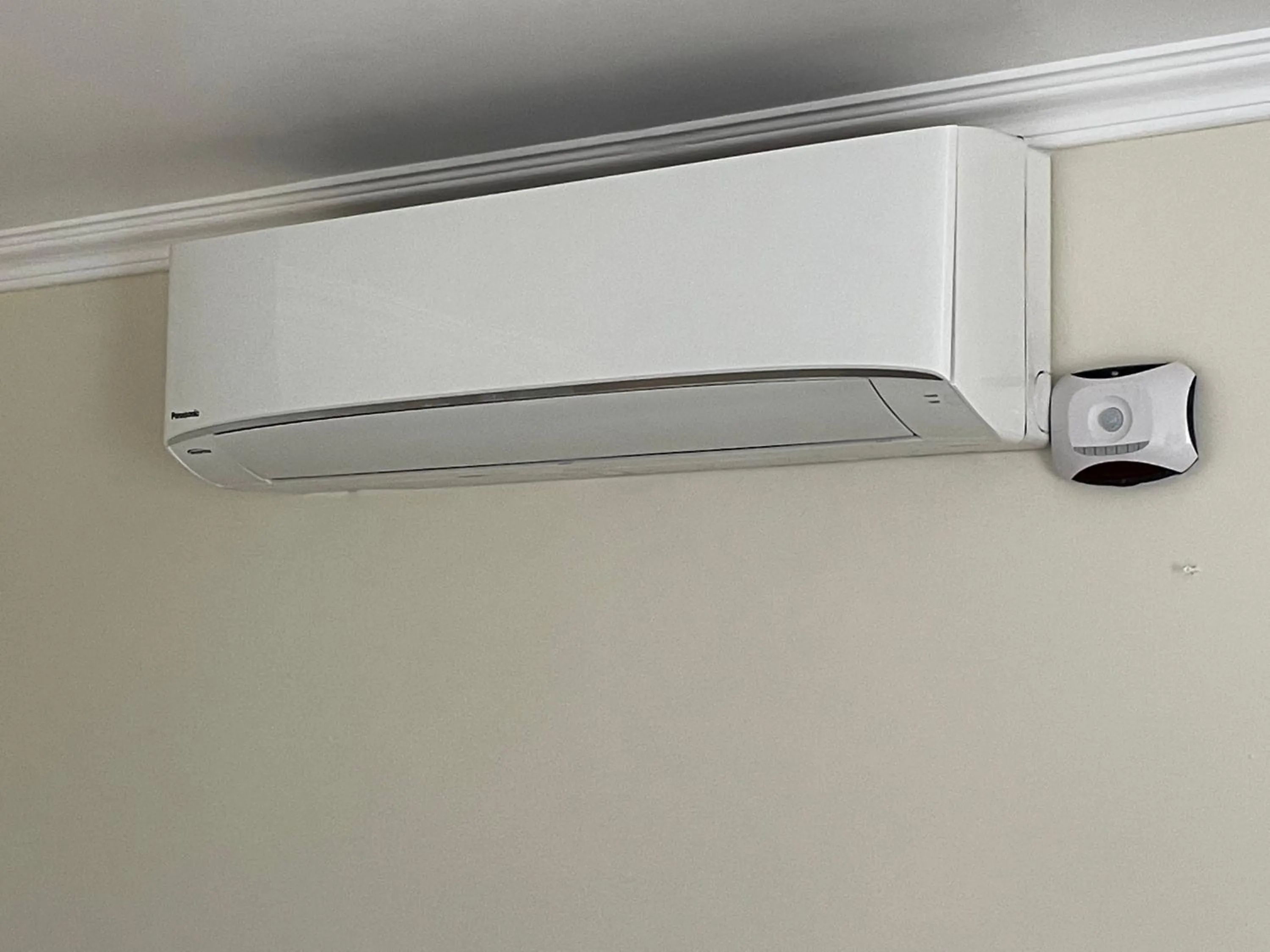 air conditioner in Hummingbird Retreat - Luxury Oceanview Apt, 7-Minute Walk to Beach