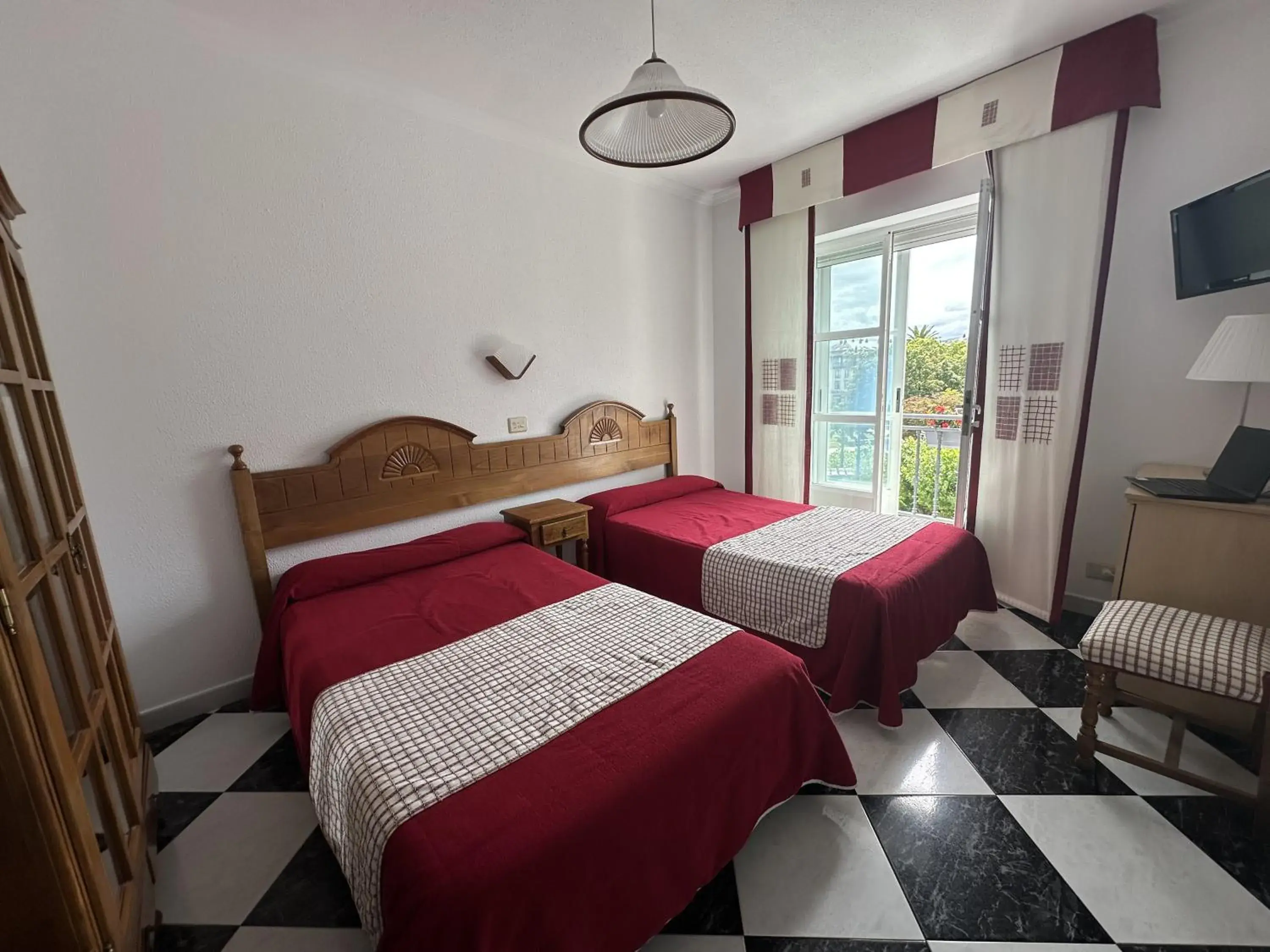 Standard Double Room with Two Double Beds in Hotel Mediante Standard Double Room with Two Double Beds in Hotel Mediante