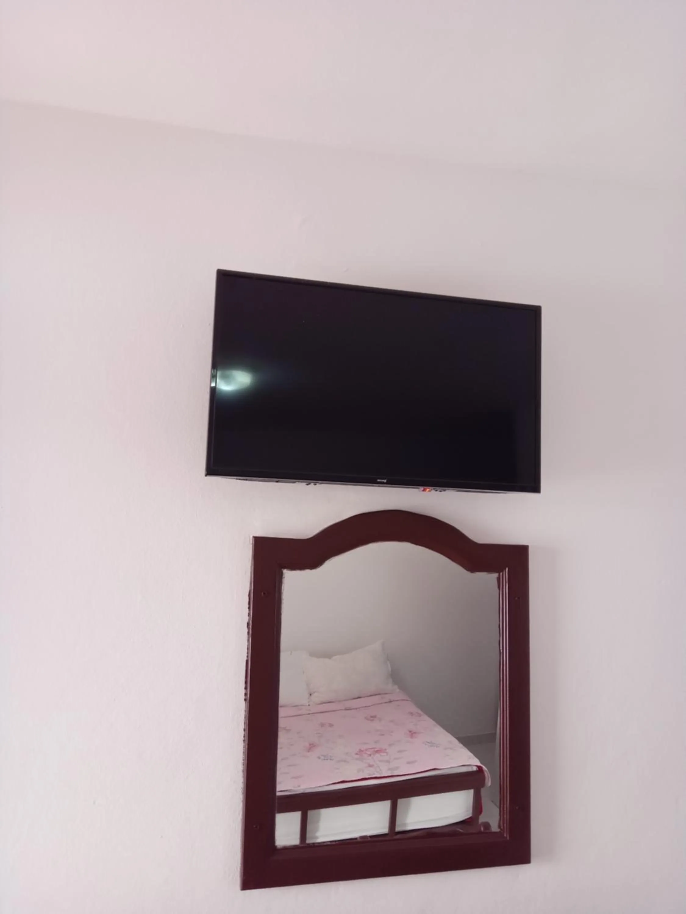 TV and multimedia in Hôtel Briech & Spa