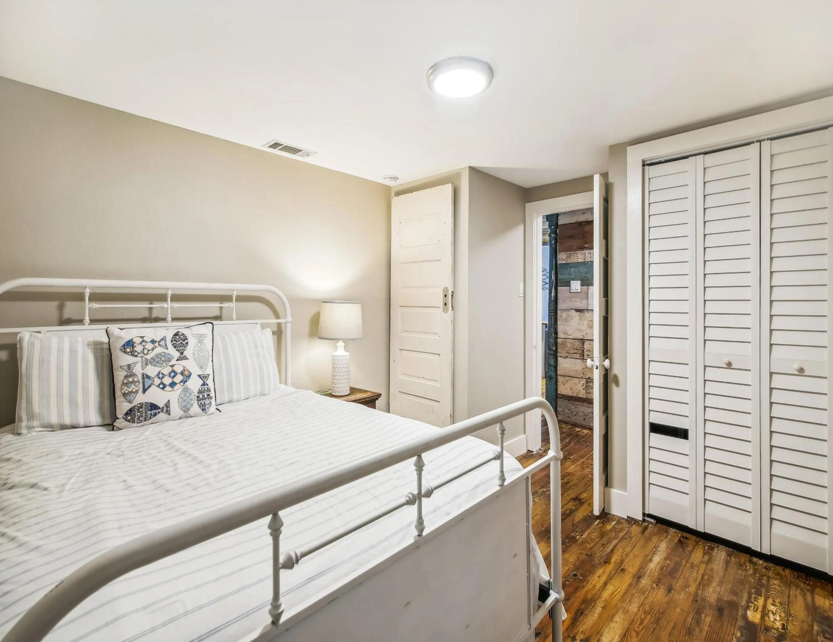 Bed in The Wooden Fin