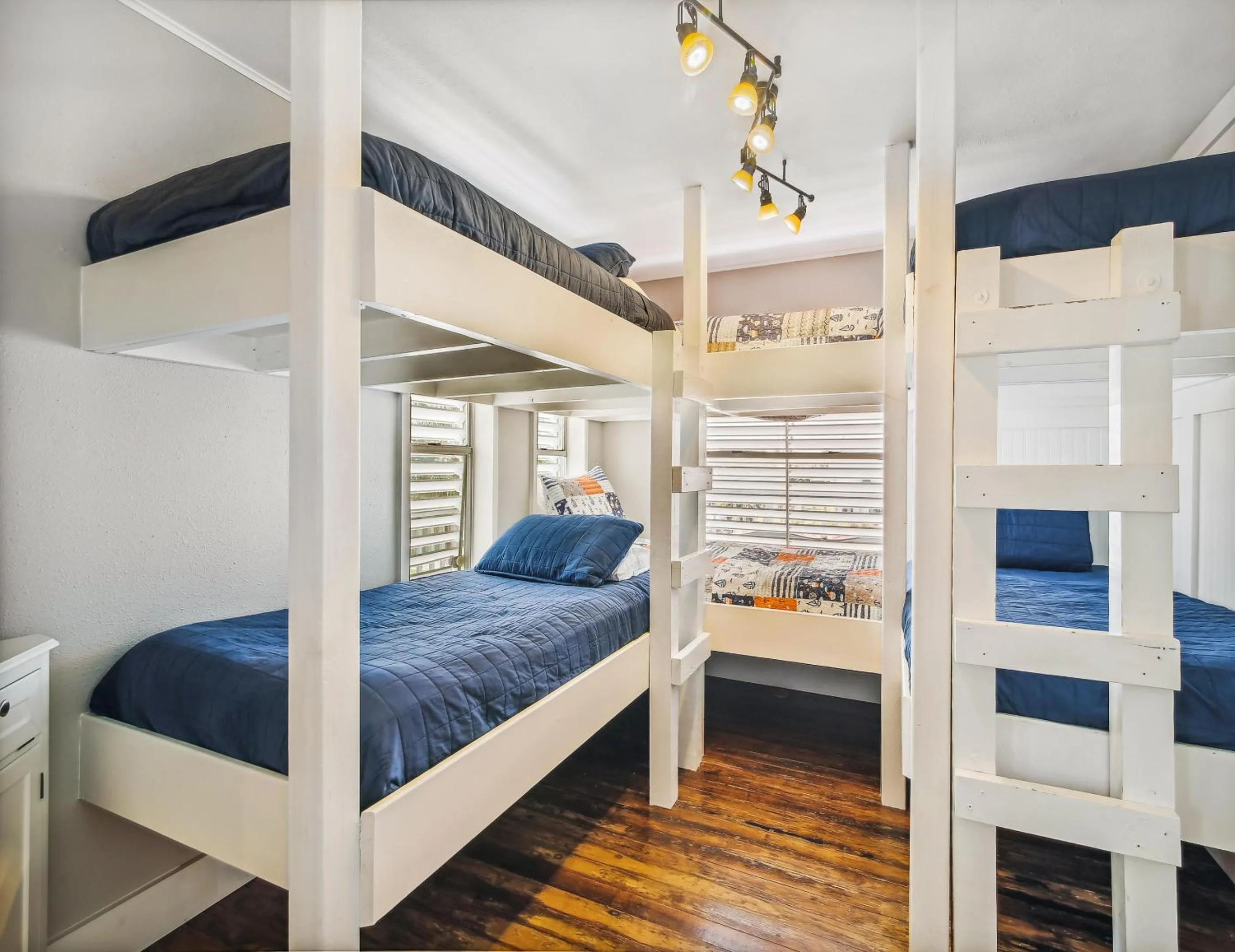 Property building, Bed in The Wooden Fin