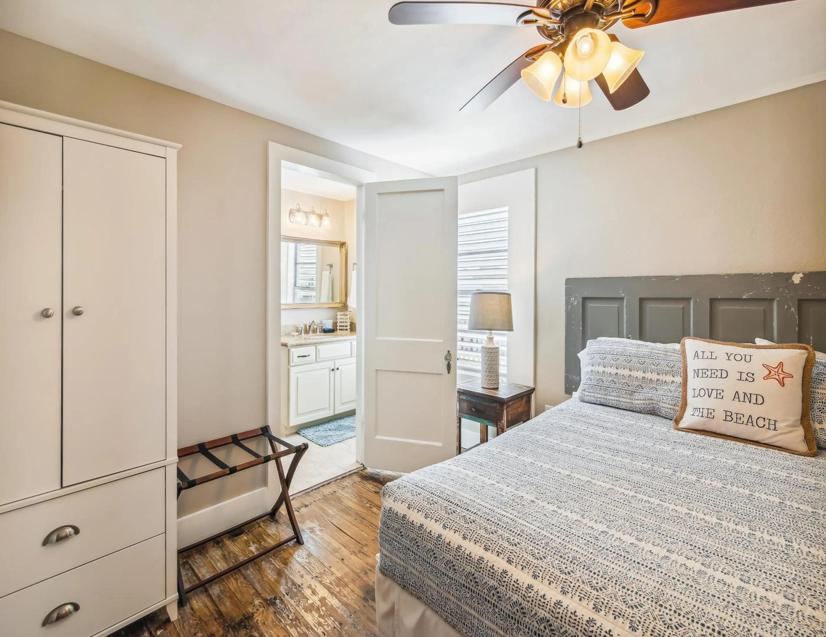 Property building, Bed in The Wooden Fin