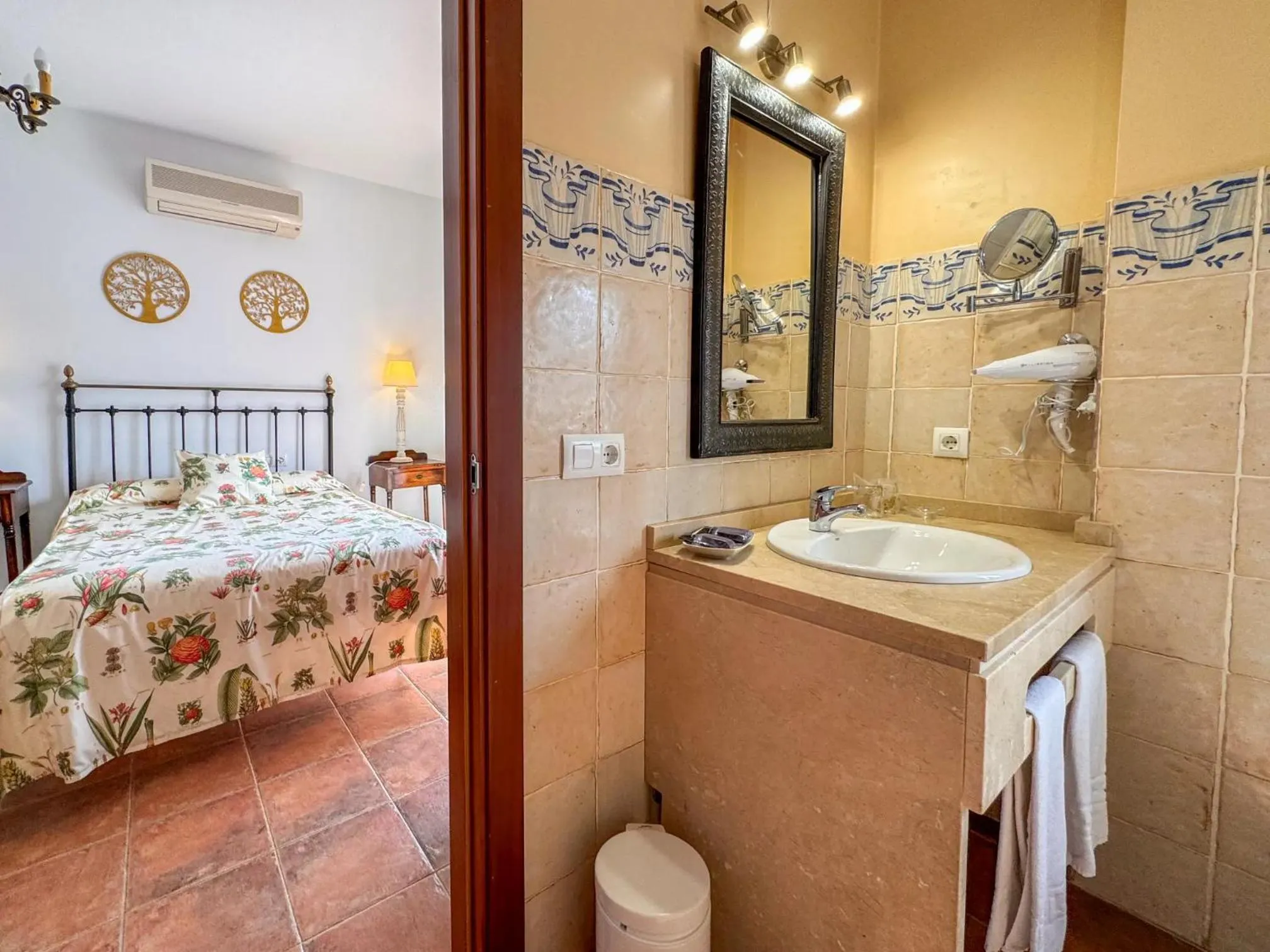 Photo of the whole room, Bed in Hotel Valsequillo