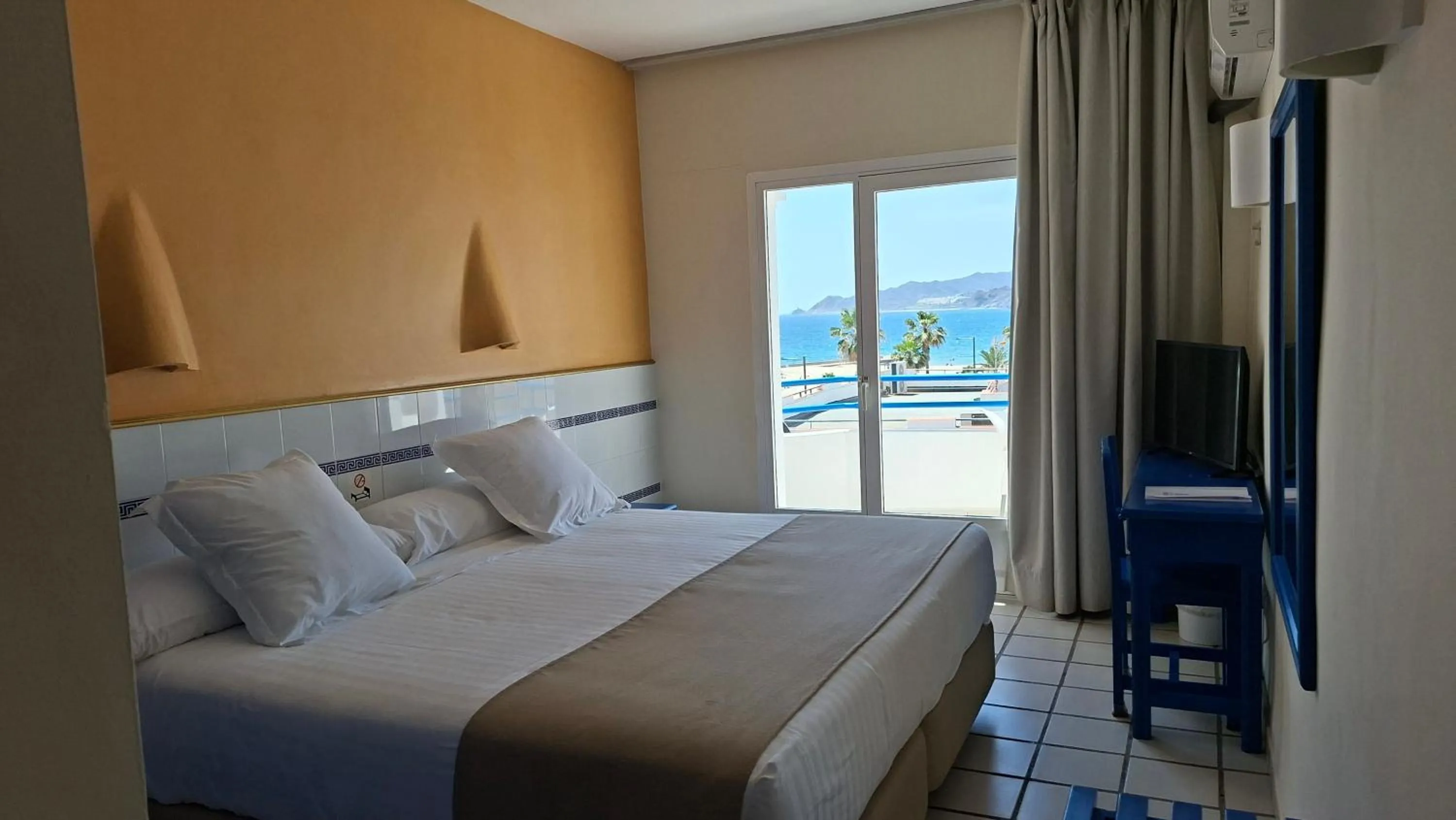 Sea view, Bed in Hotel Virgen del Mar